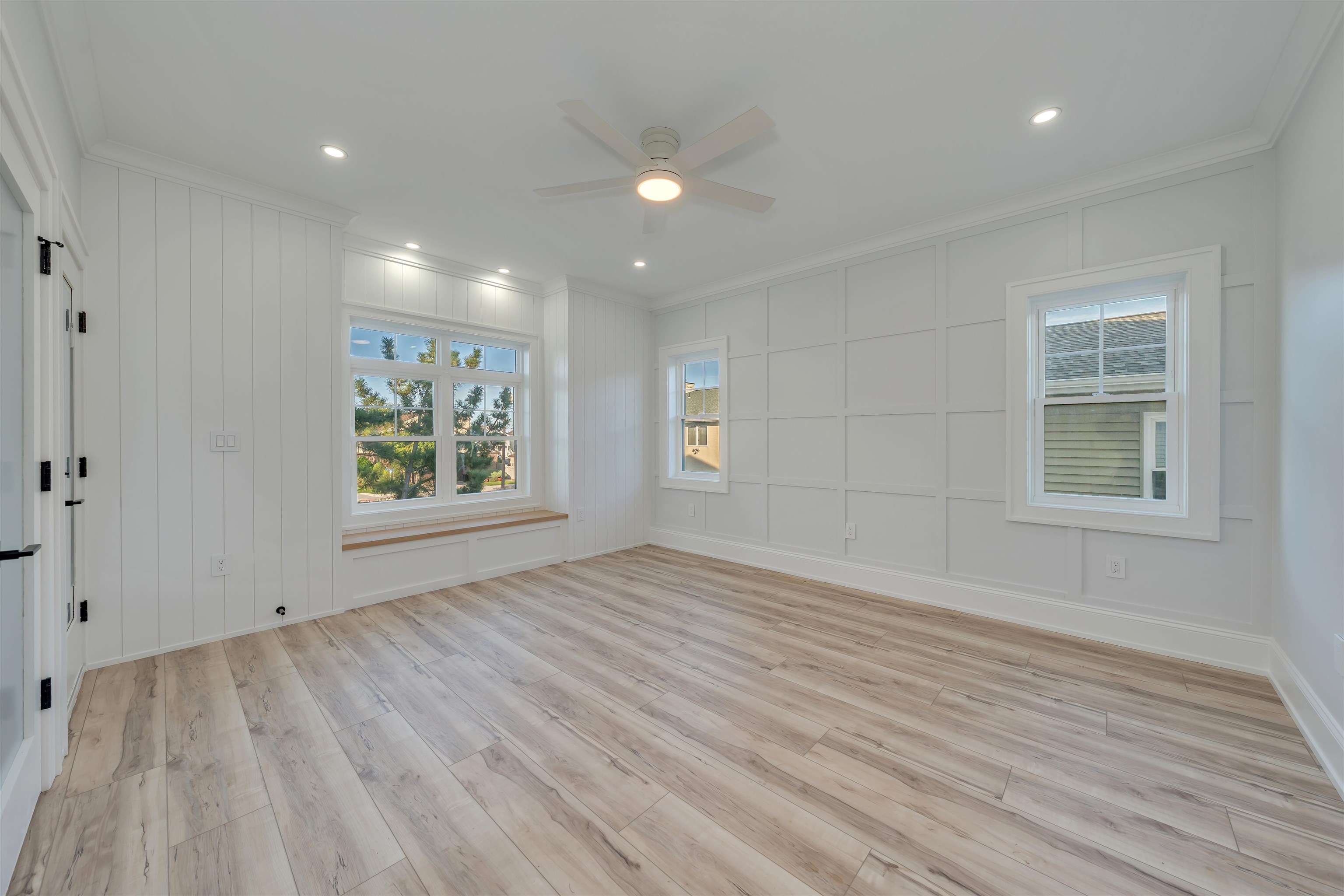 127 W Hollywood Avenue