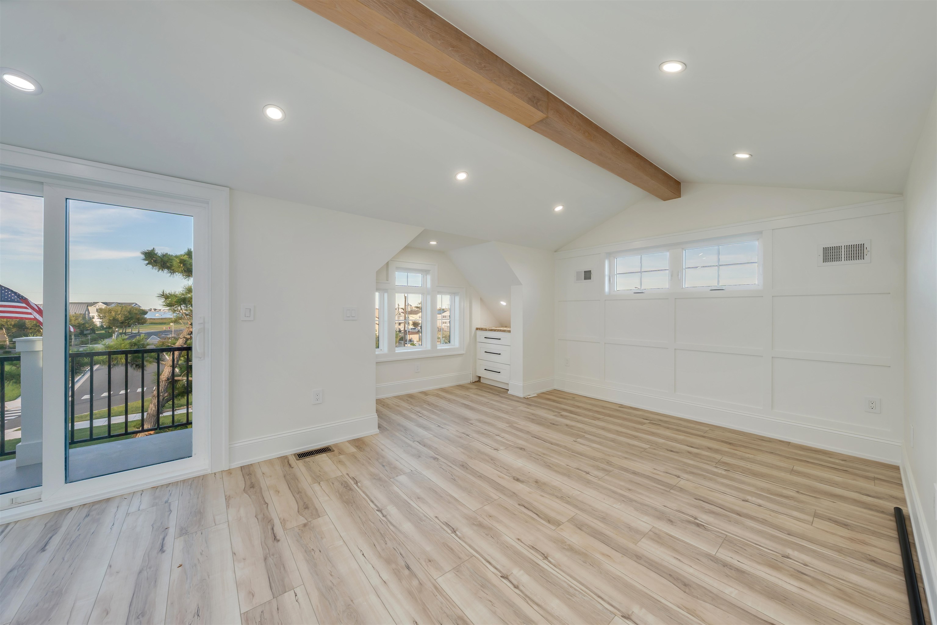 127 W Hollywood Avenue