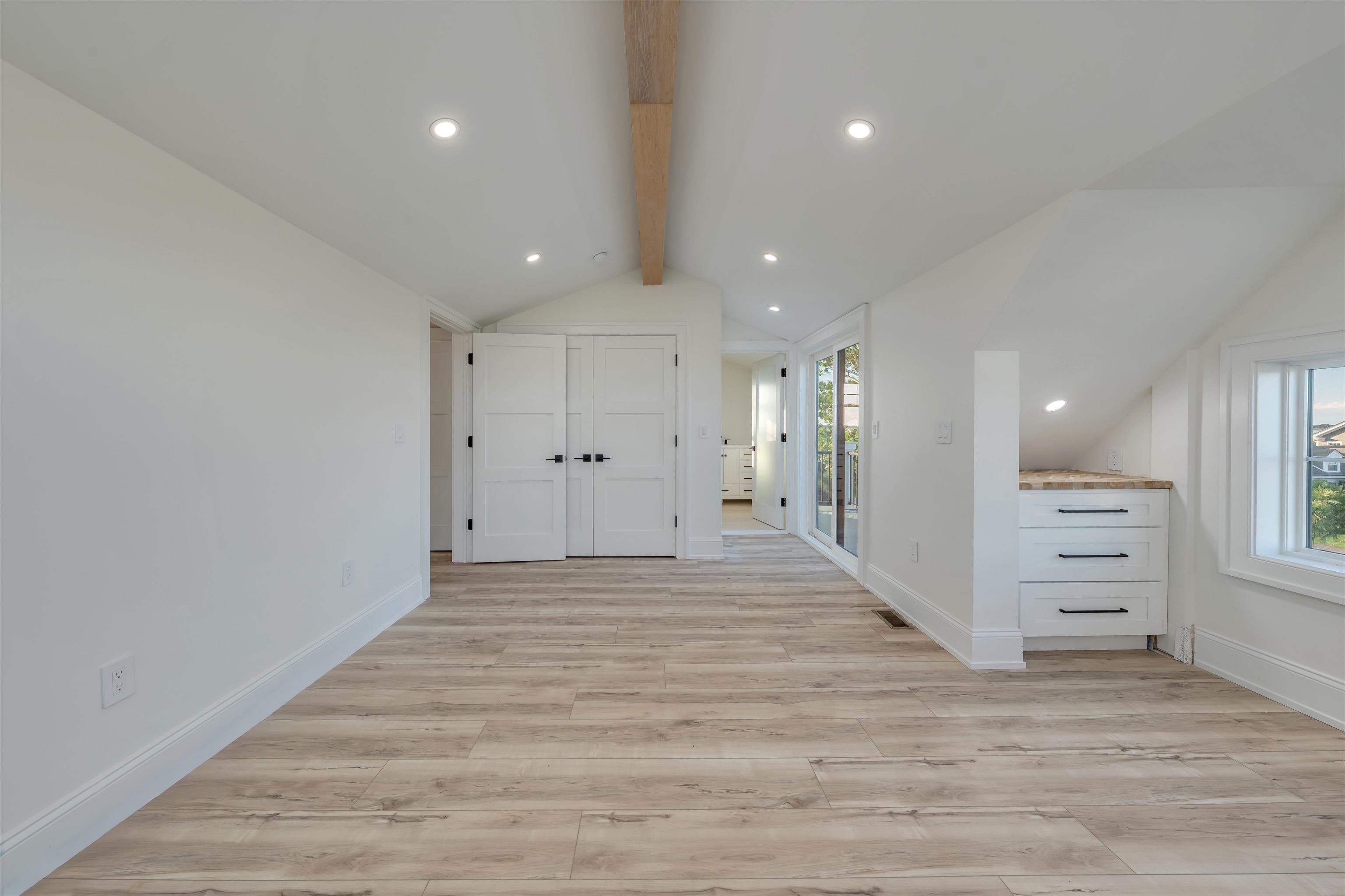 127 W Hollywood Avenue