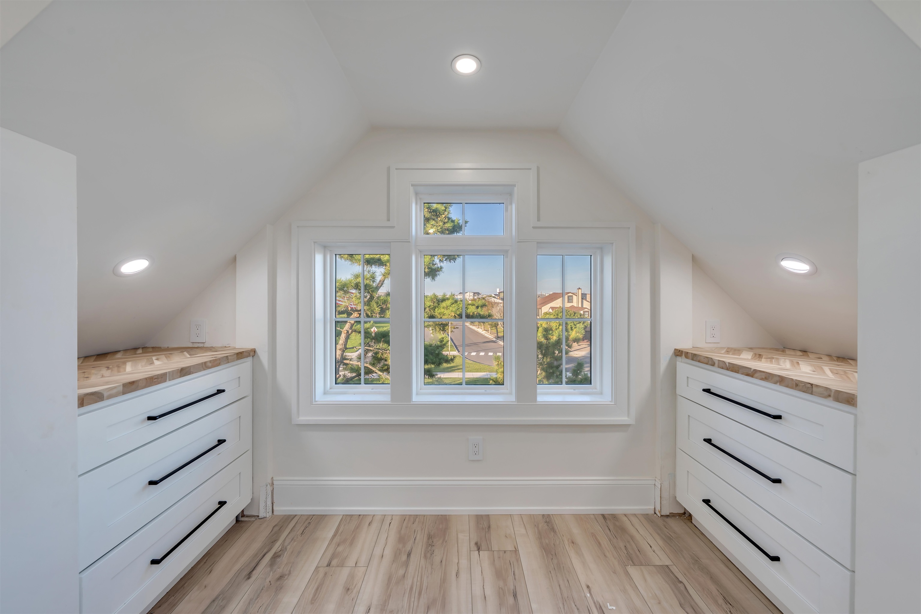 127 W Hollywood Avenue