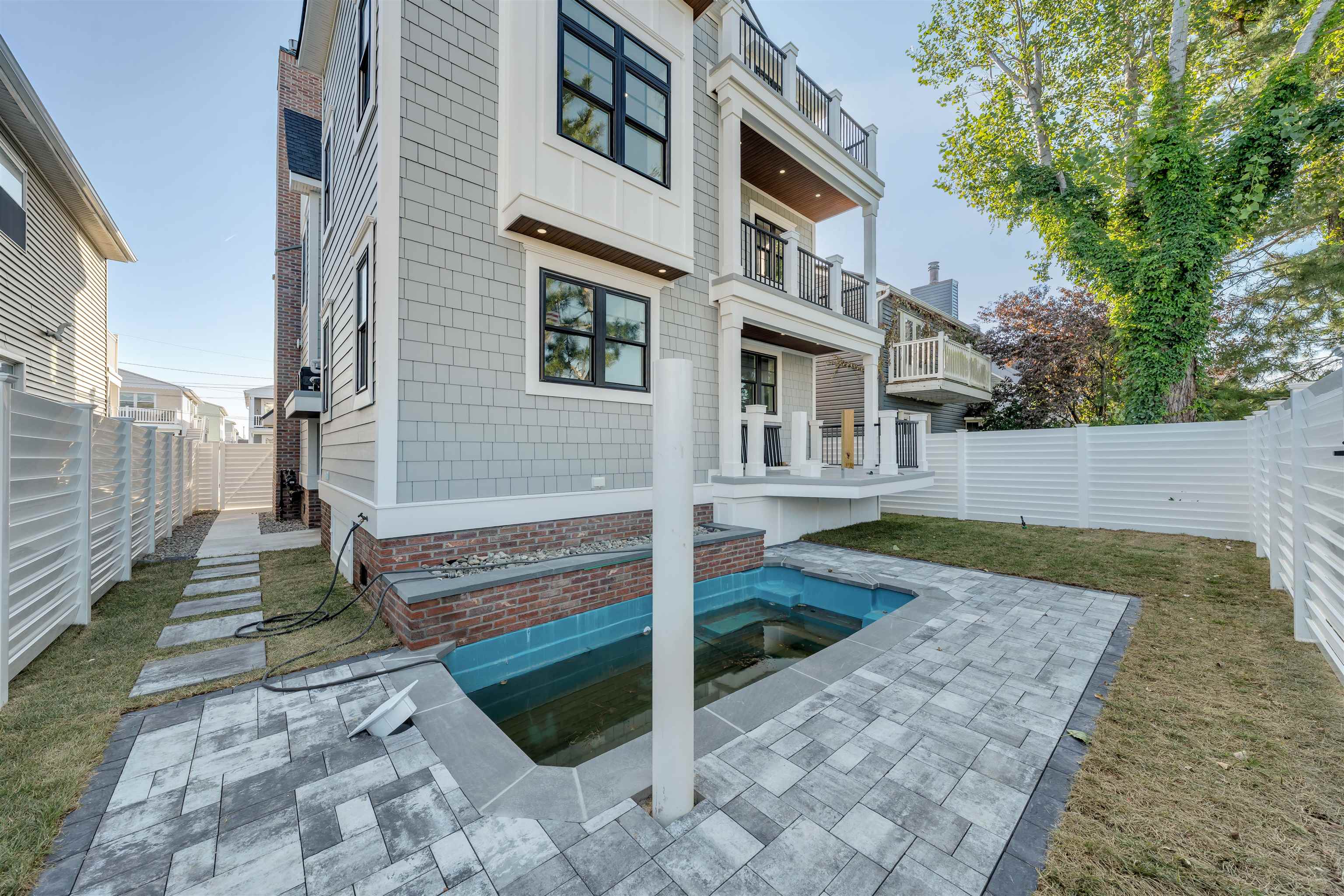 127 W Hollywood Avenue