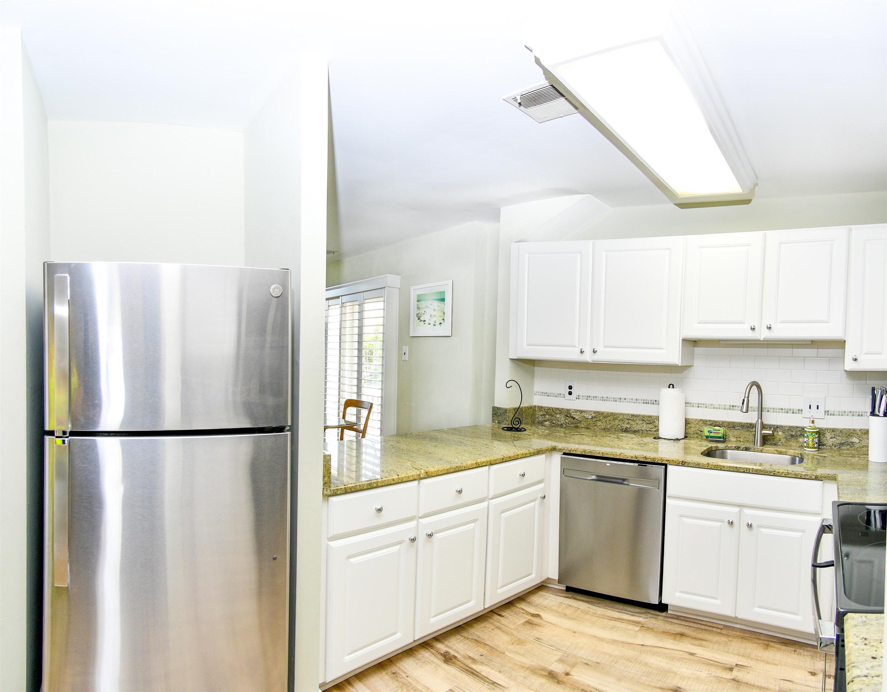 858 E 7th Street - Picture 2