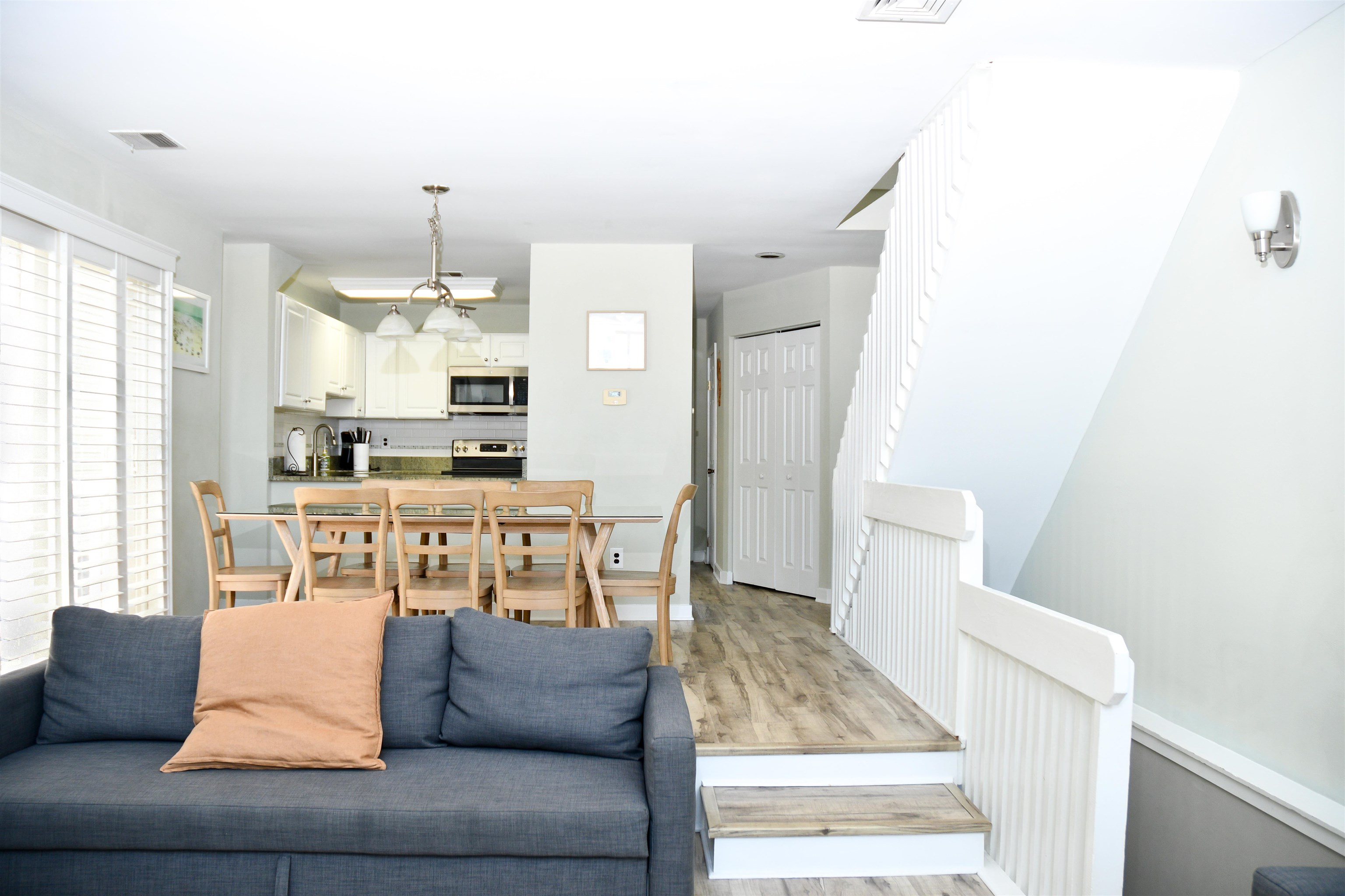 858 E 7th Street - Picture 4
