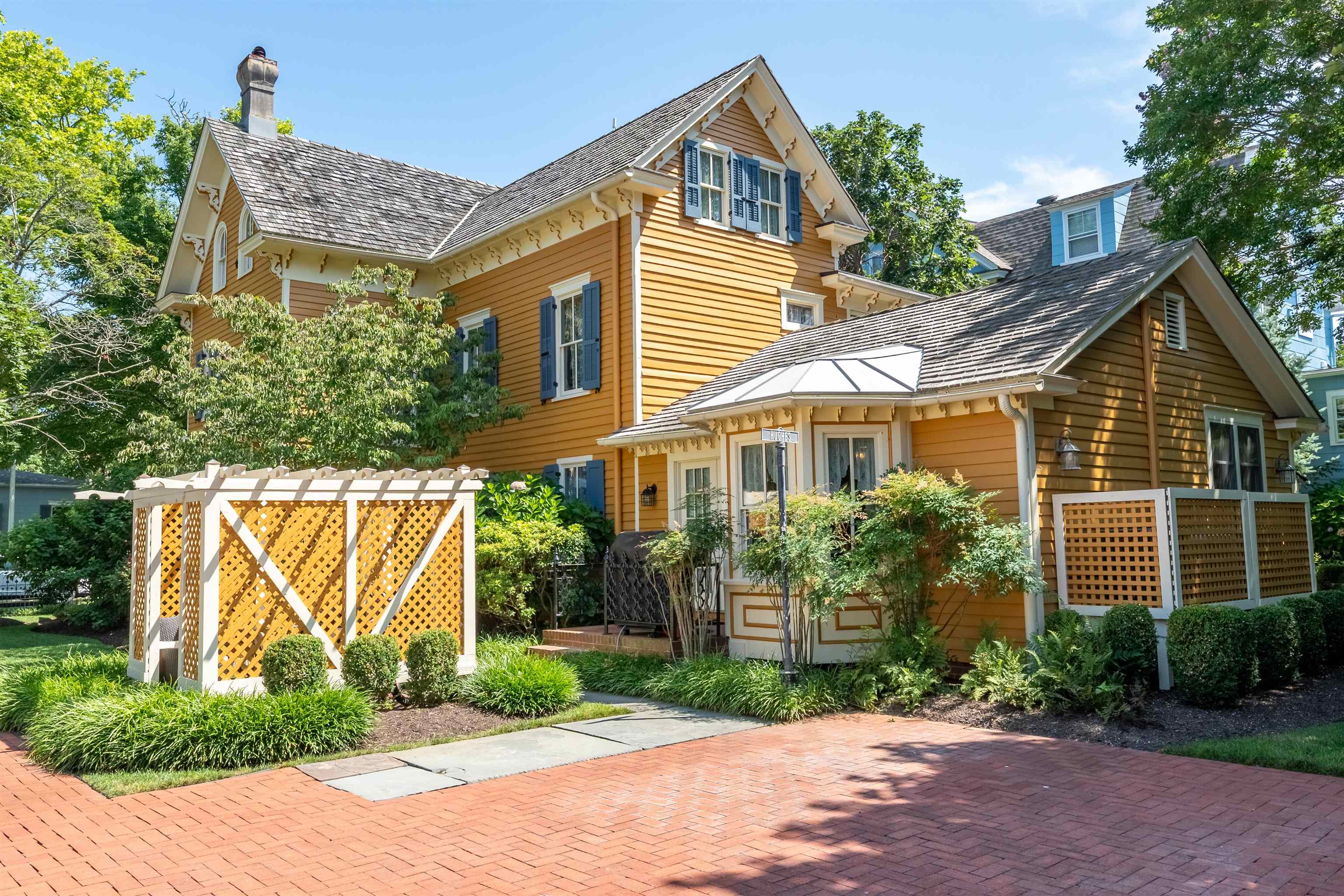 645 Hughes Street - Picture 2