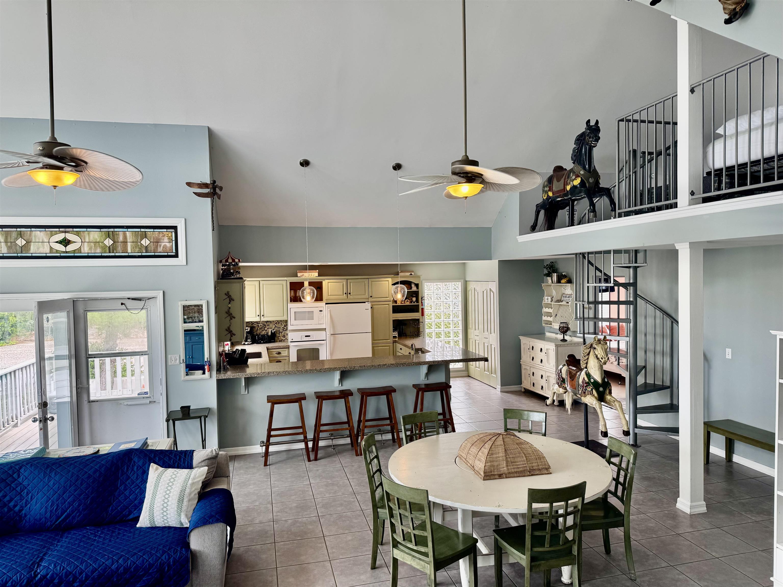300 Pinetree Drive - Picture 3