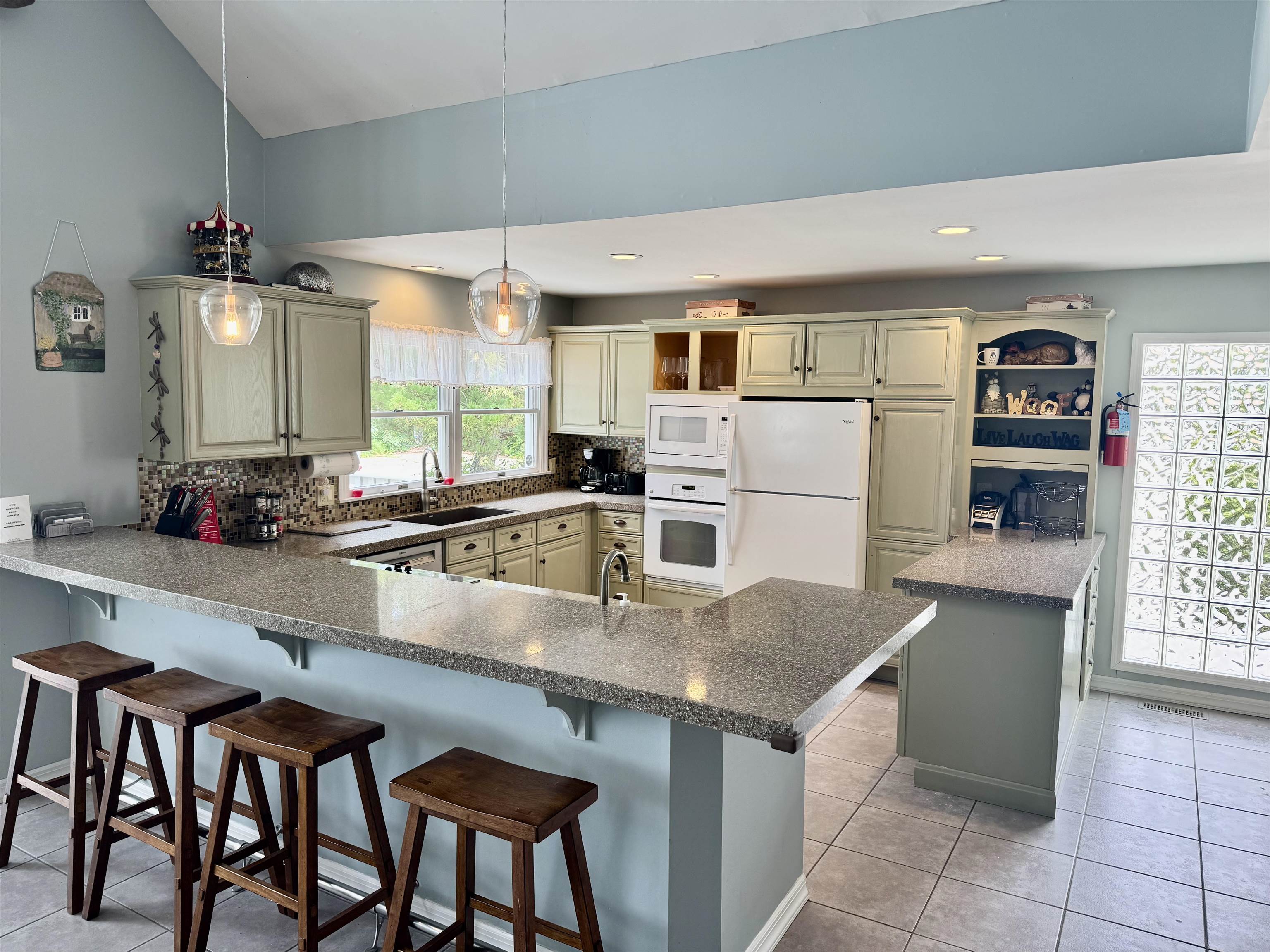 300 Pinetree Drive - Picture 4