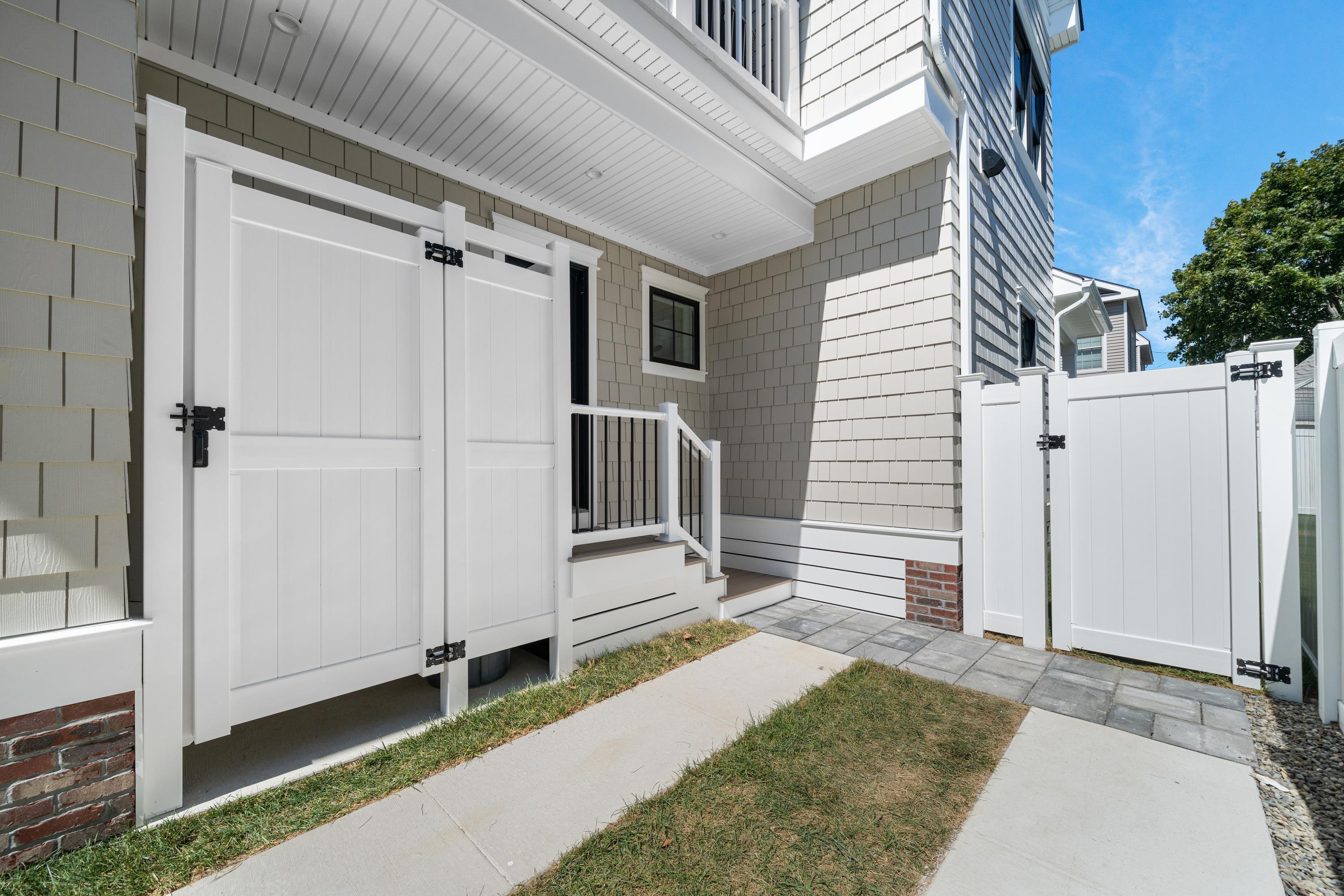 117 E Syracuse Avenue