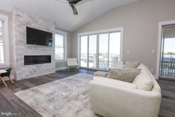 633 W Burk Avenue