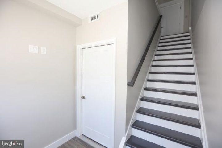 633 W Burk Avenue