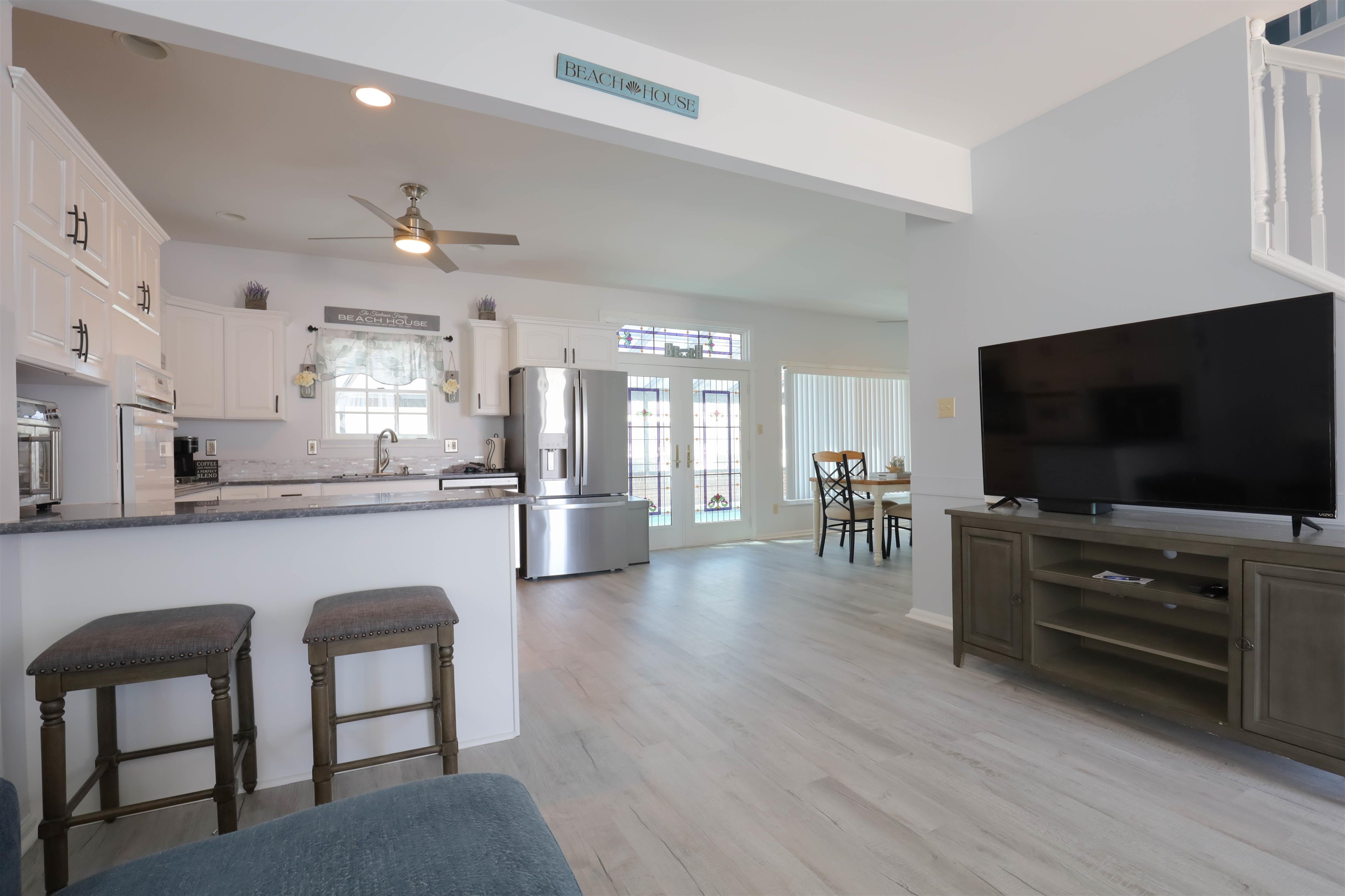 130 W 3rd Avenue - Picture 2
