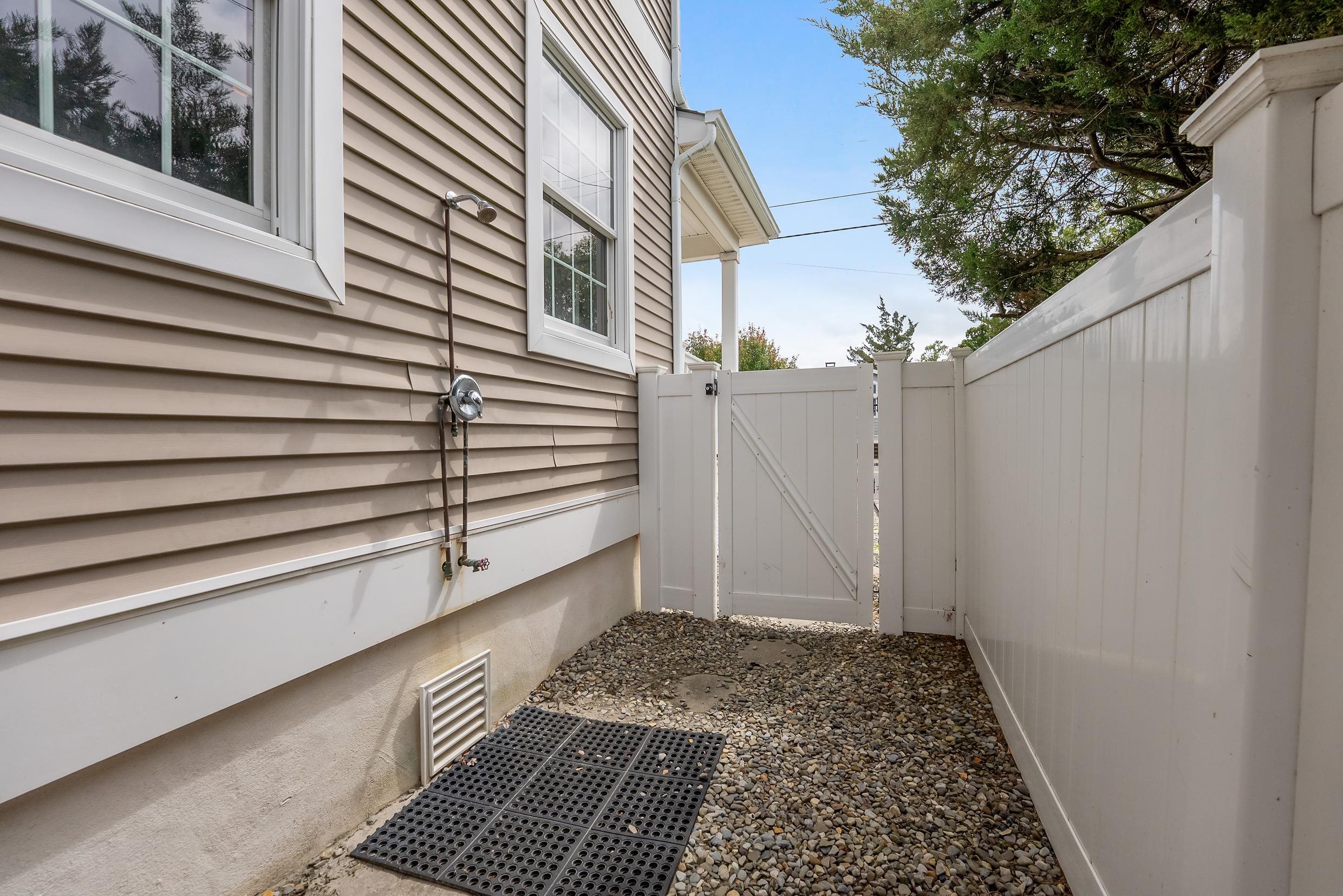 6302 Seaview Avenue - Picture 41