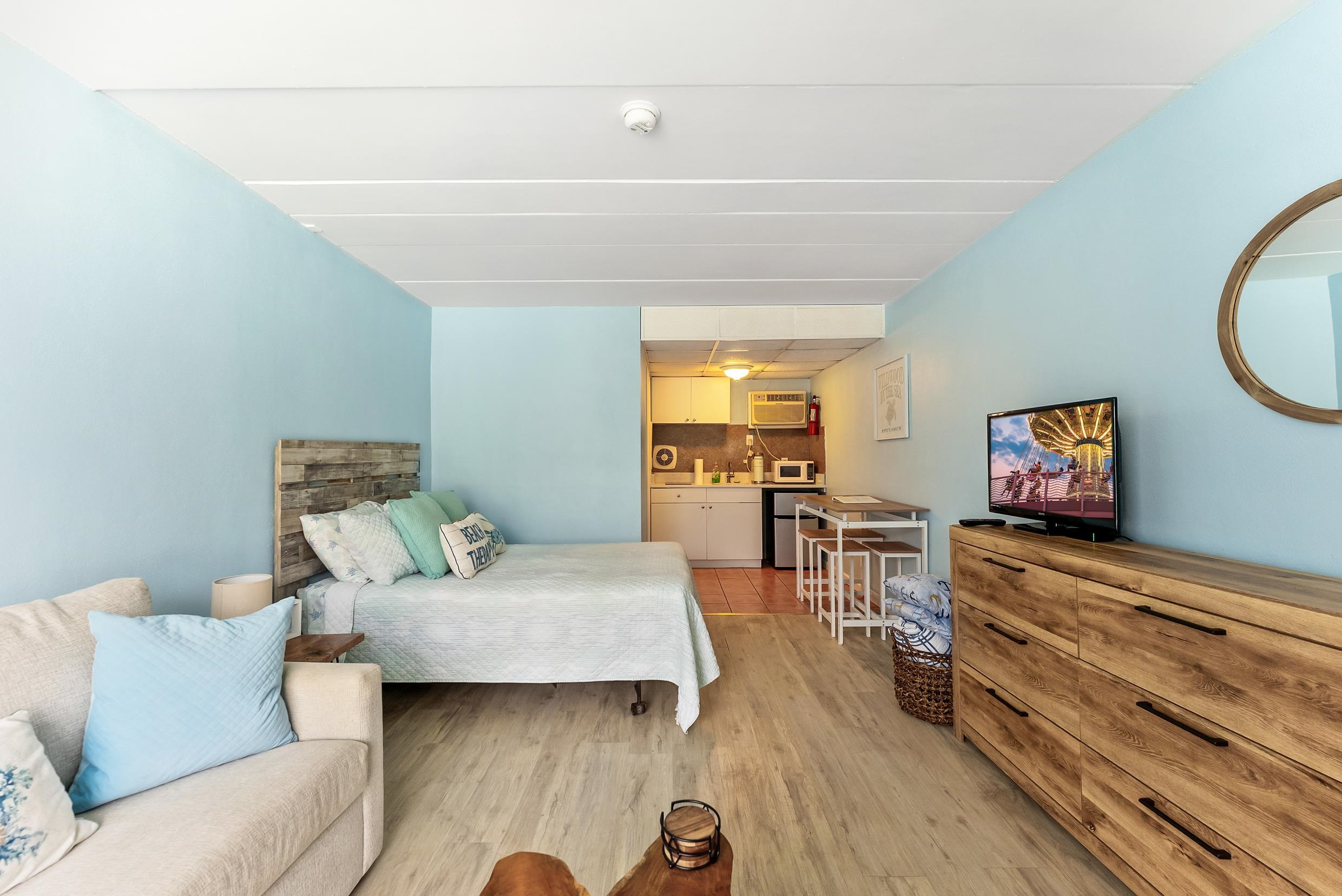 313 E Glenwood Avenue - Picture 2