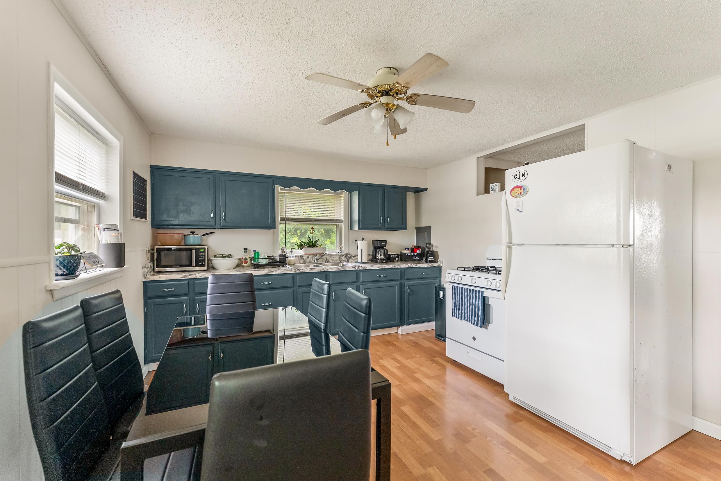 213 Langs Avenue - Picture 1