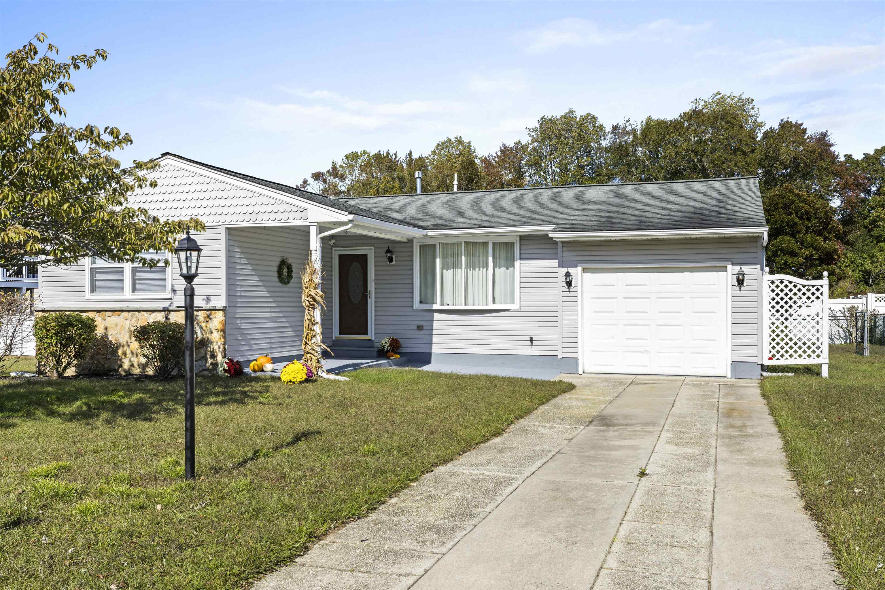 105 Pontaxit Avenue - Picture 1