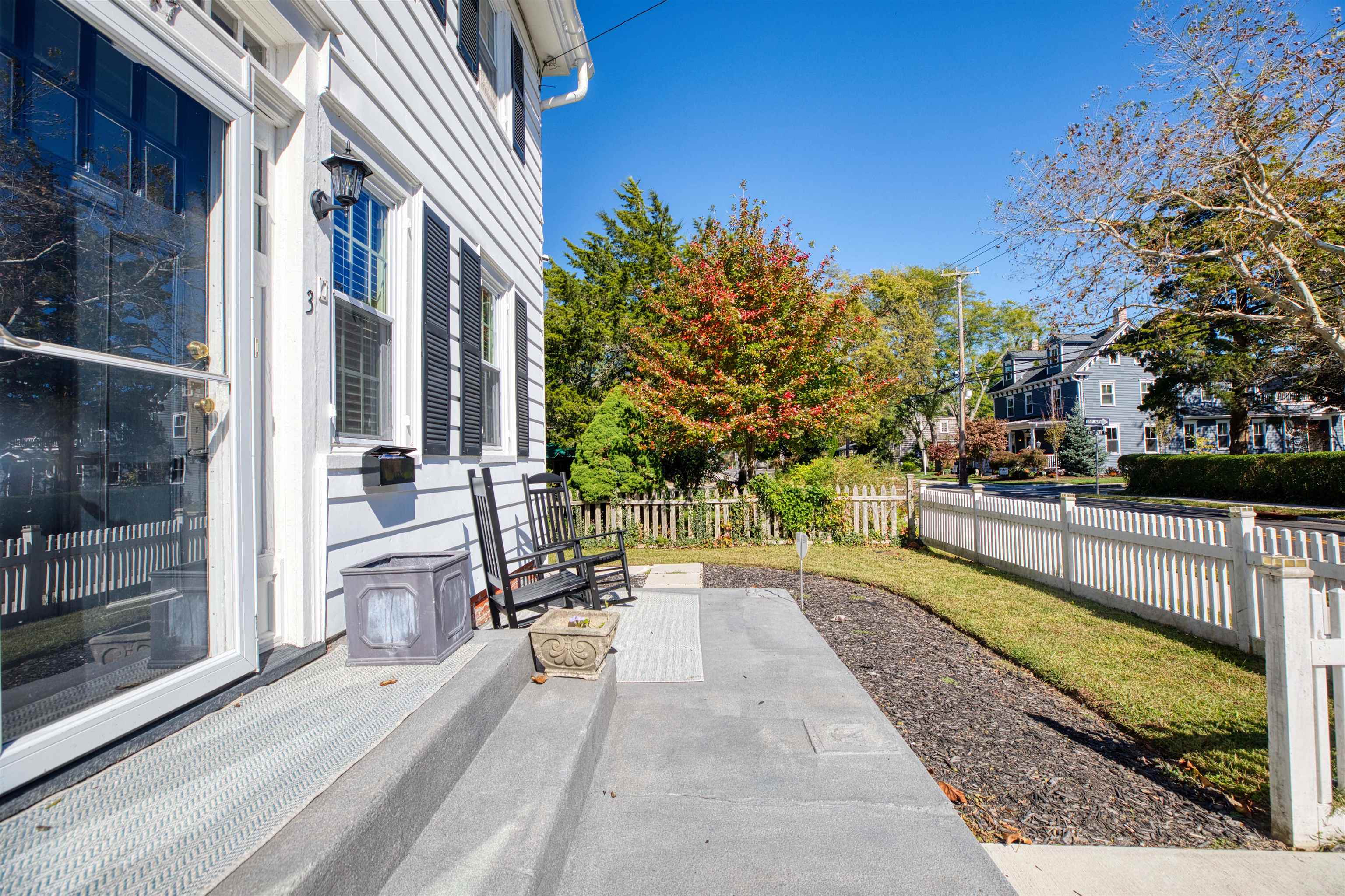 1045-1047 Lafayette Street - Picture 2