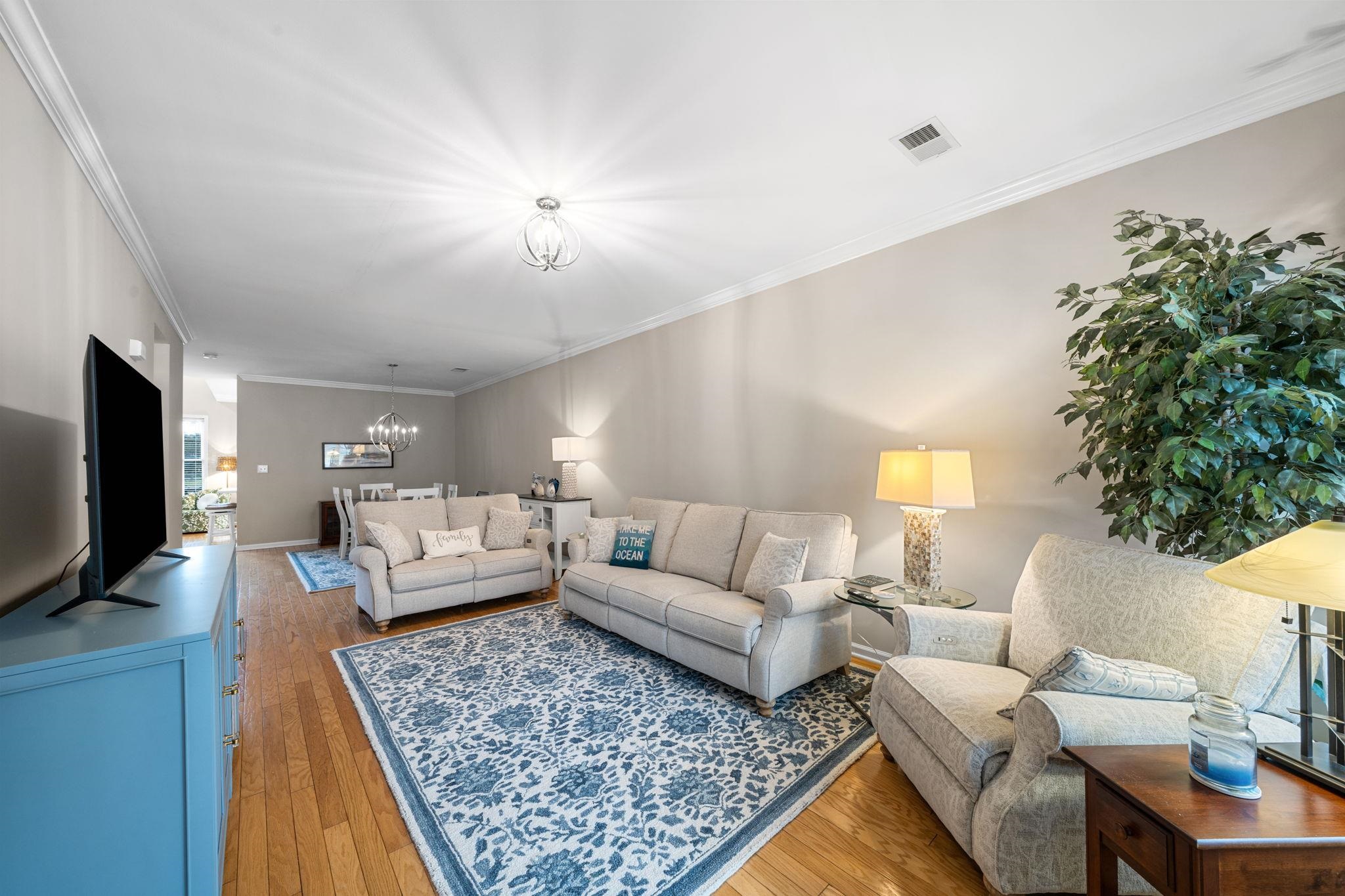 1007 Augusta Court - Picture 1