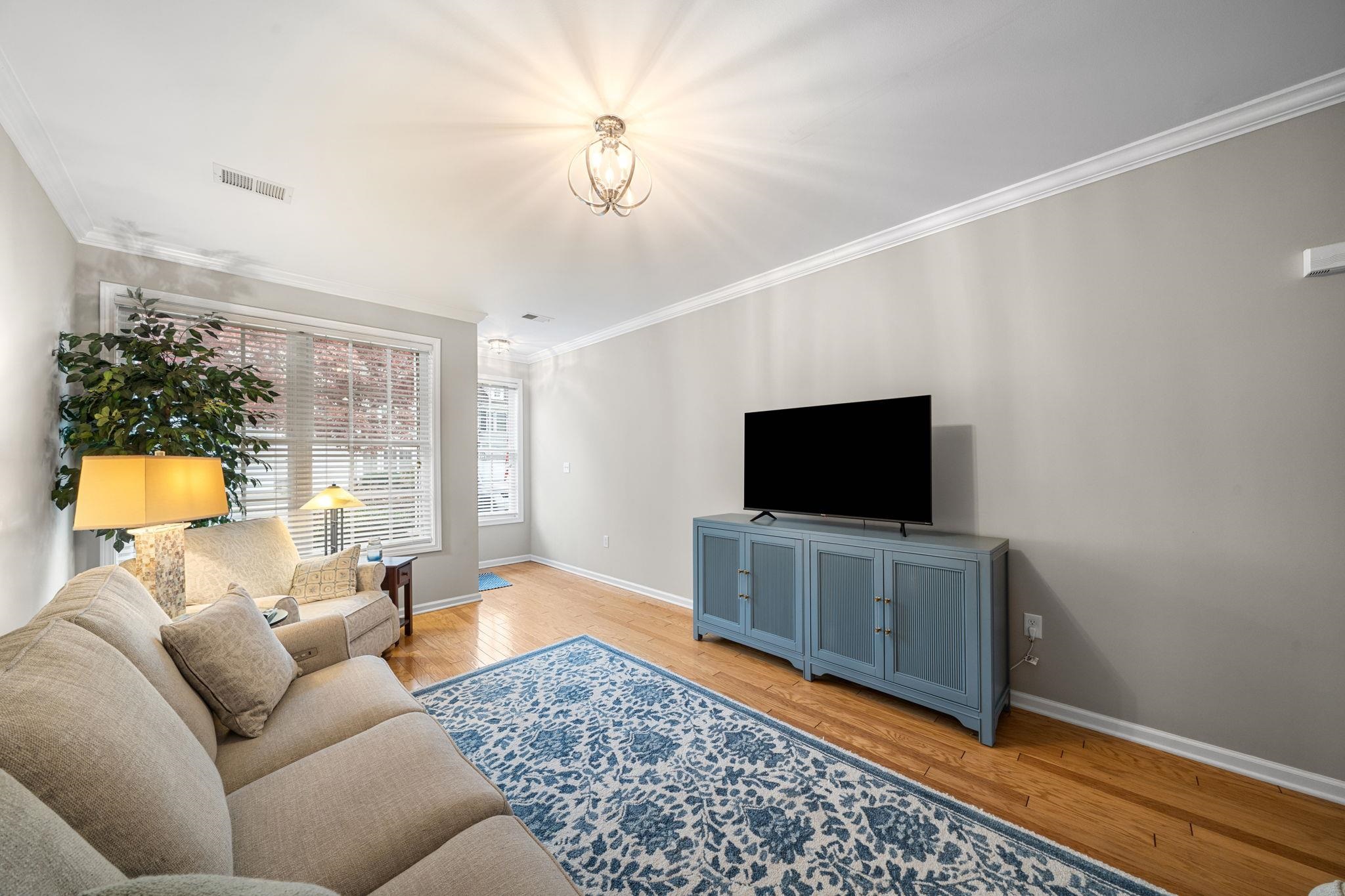 1007 Augusta Court - Picture 2