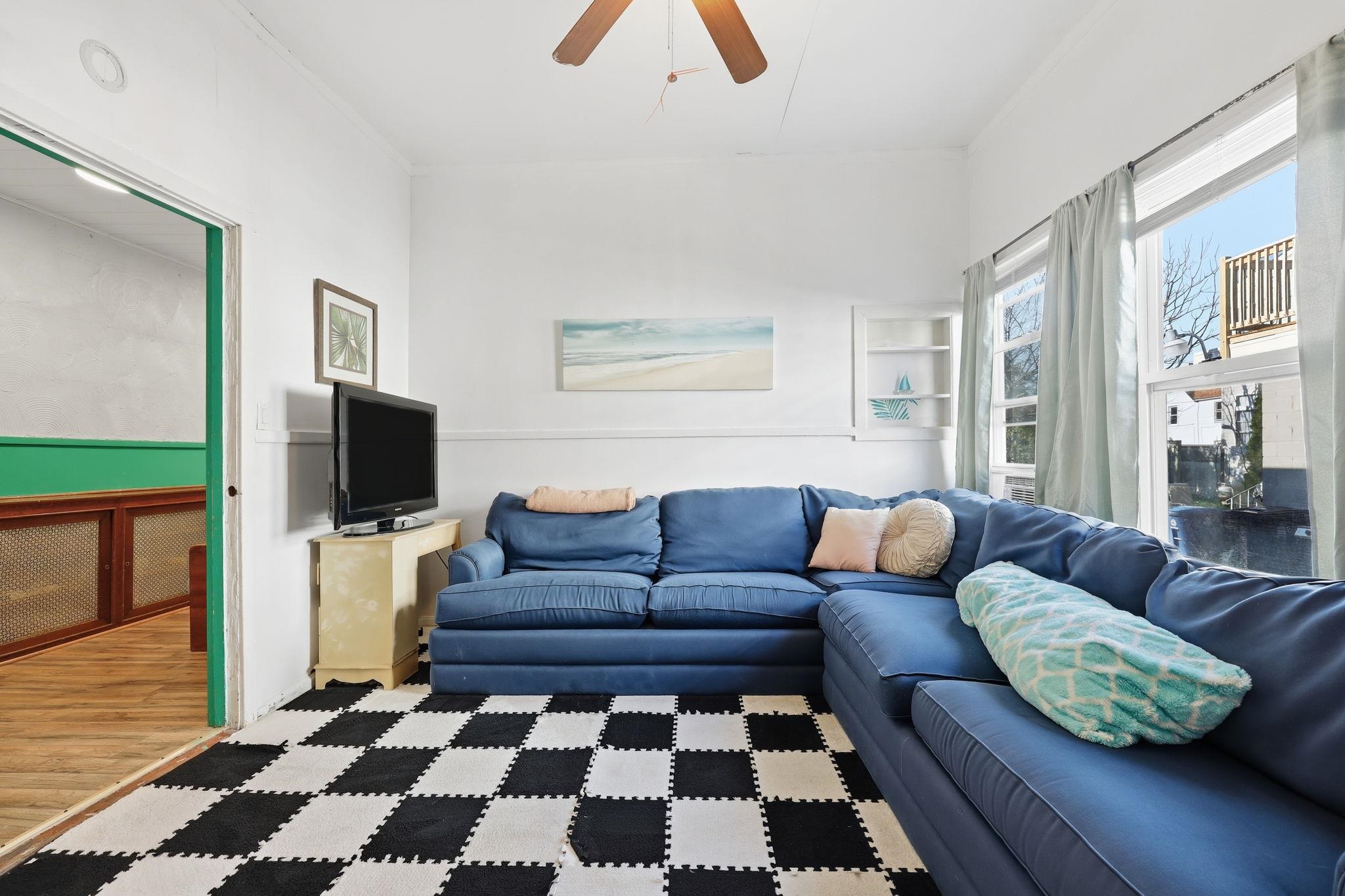 128 W Roberts Avenue - Picture 2