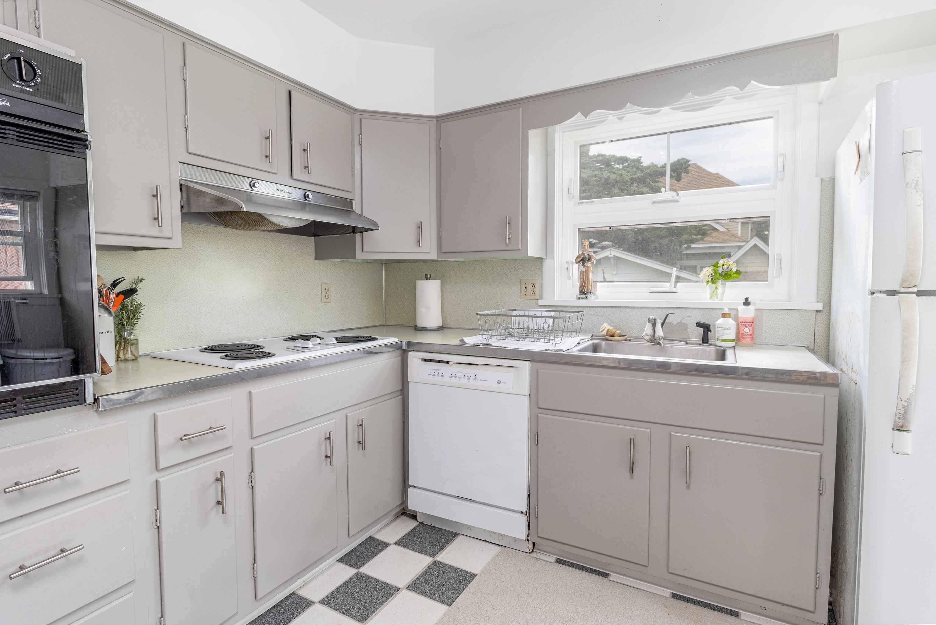 https://cdnparap40.paragonrels.com/ParagonImages/Property/P4/CAPEMAY/241725/15/0/0/63ef43d75108f630153d33113603cfe8/1/488f264600c3d663e422a1ff672b2622/241725-586d446e-7ae3-4fe1-91bb-c149d5ee94c3.JPG