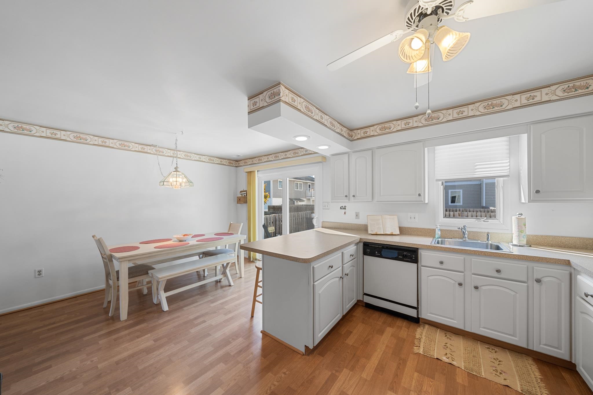 https://cdnparap40.paragonrels.com/ParagonImages/Property/P4/CAPEMAY/243198/9/0/0/bcf10641dbf8c51b29687d407f41381b/1/e71fbf039c8eddd8bd63c91dc5768481/243198-0e9174aa-3d42-4bf2-b764-47ddc3297486.JPG