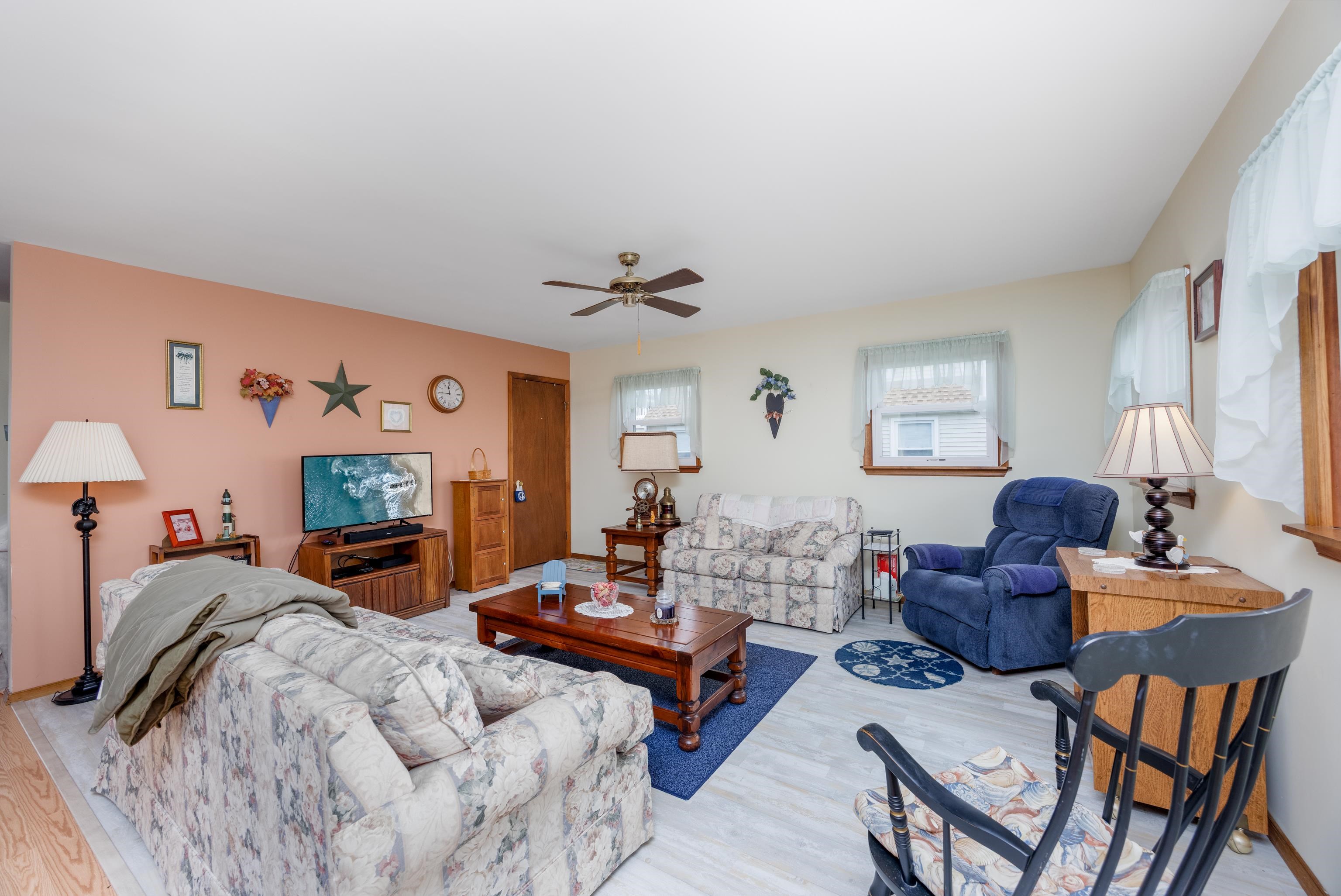 132 W Aster Road - Picture 2