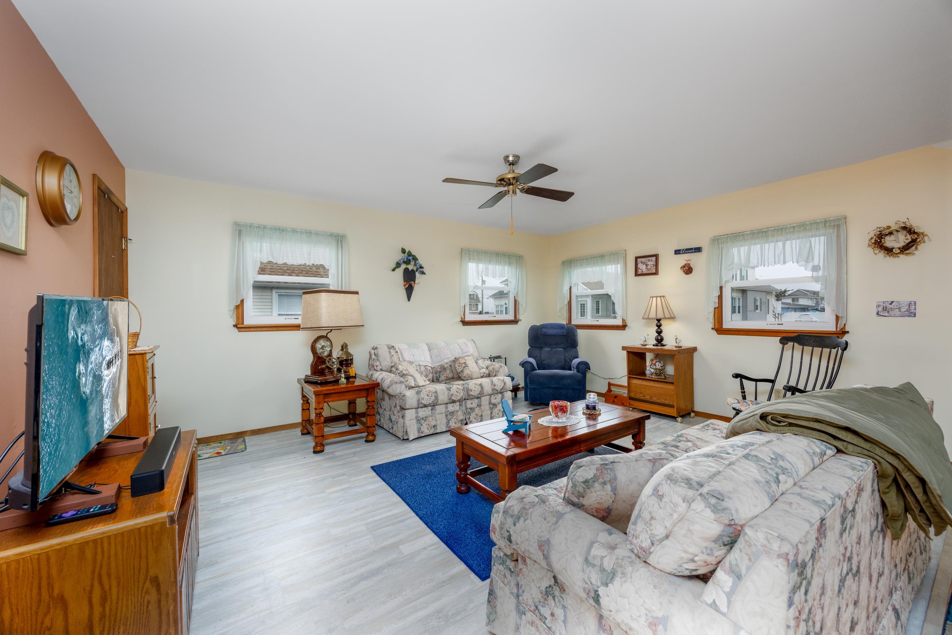 132 W Aster Road - Picture 3