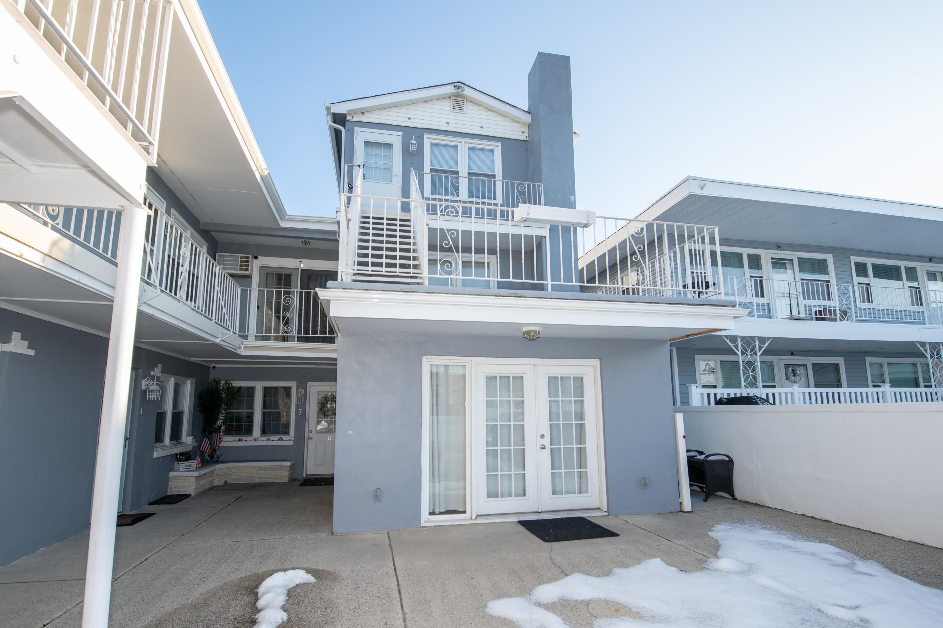 209 E Primrose Road