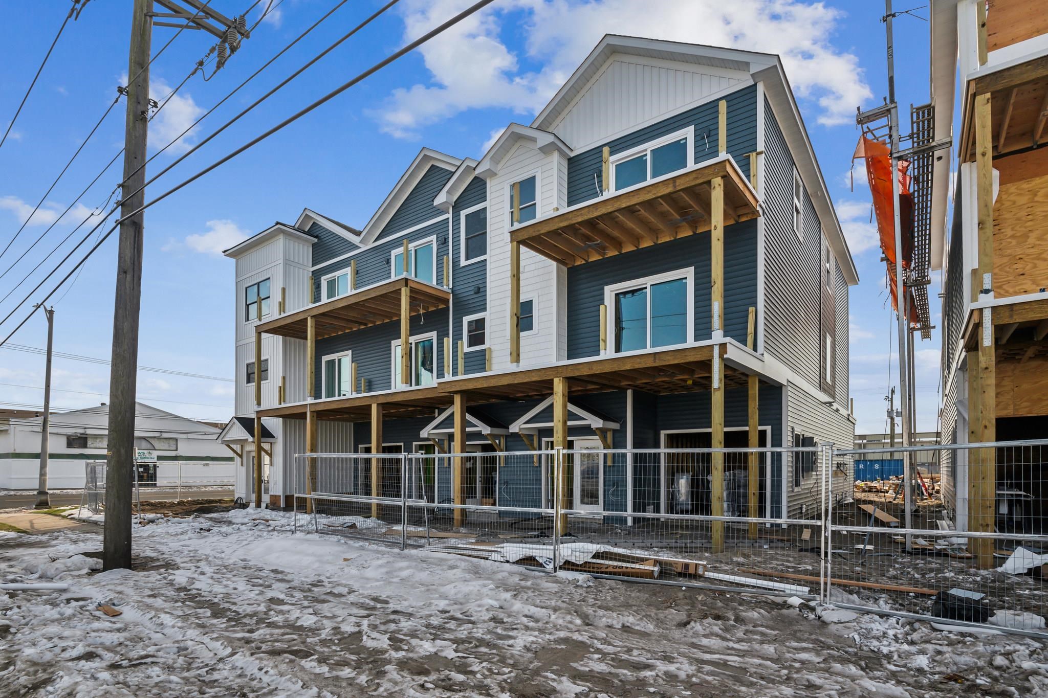 104 W Spicer Avenue - Picture 2