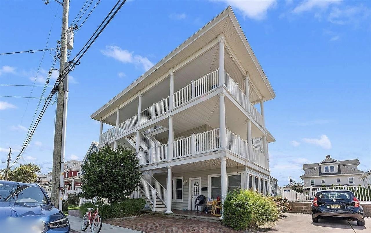 122 W Wisteria Road