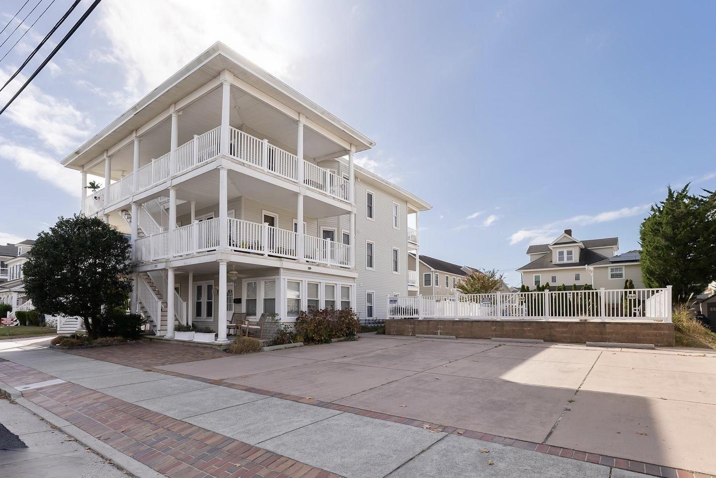 122 W Wisteria Road