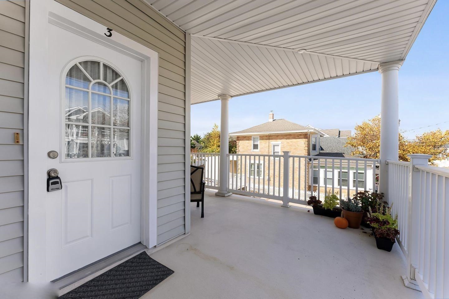 122 W Wisteria Road
