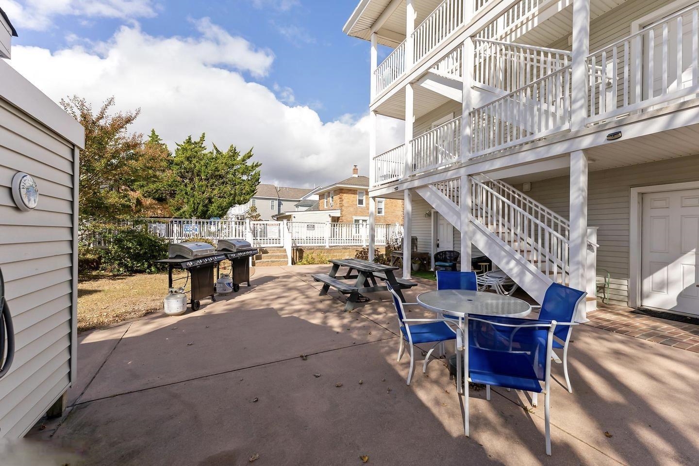 122 W Wisteria Road