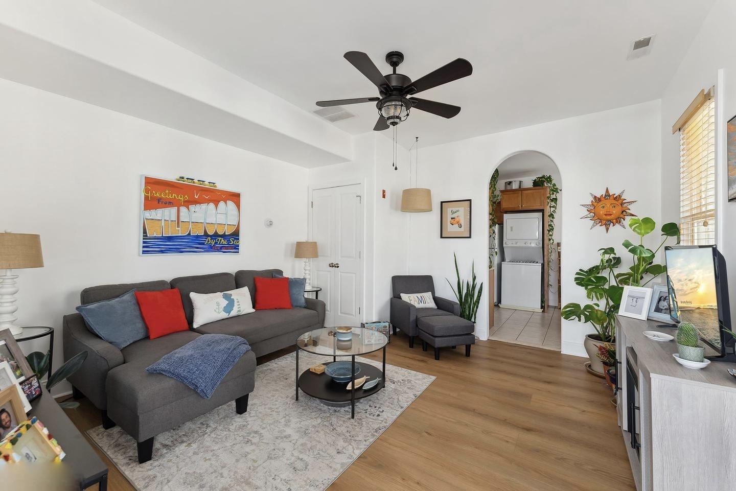 122 W Wisteria Road