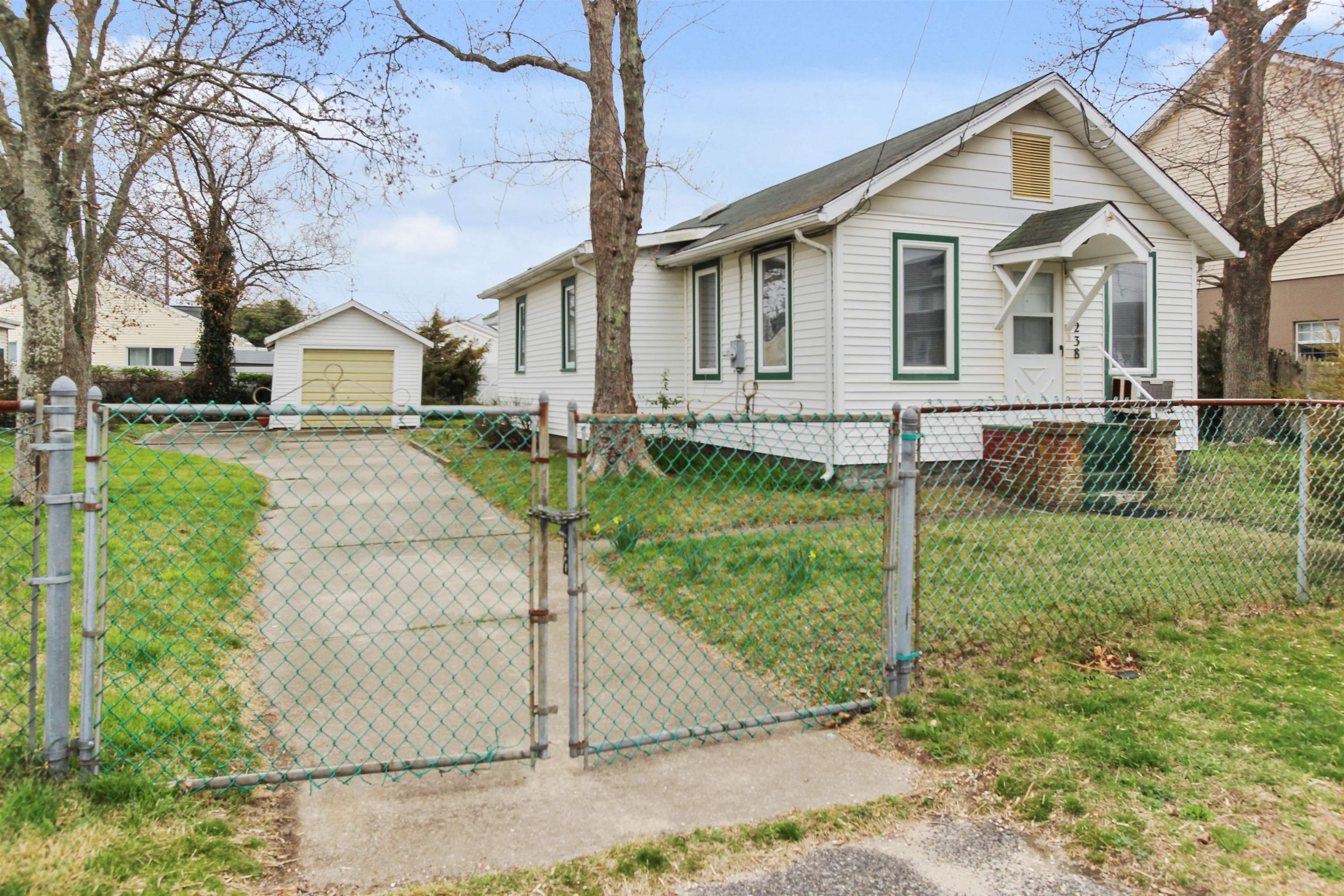 238 W Delaware Parkway, Villas