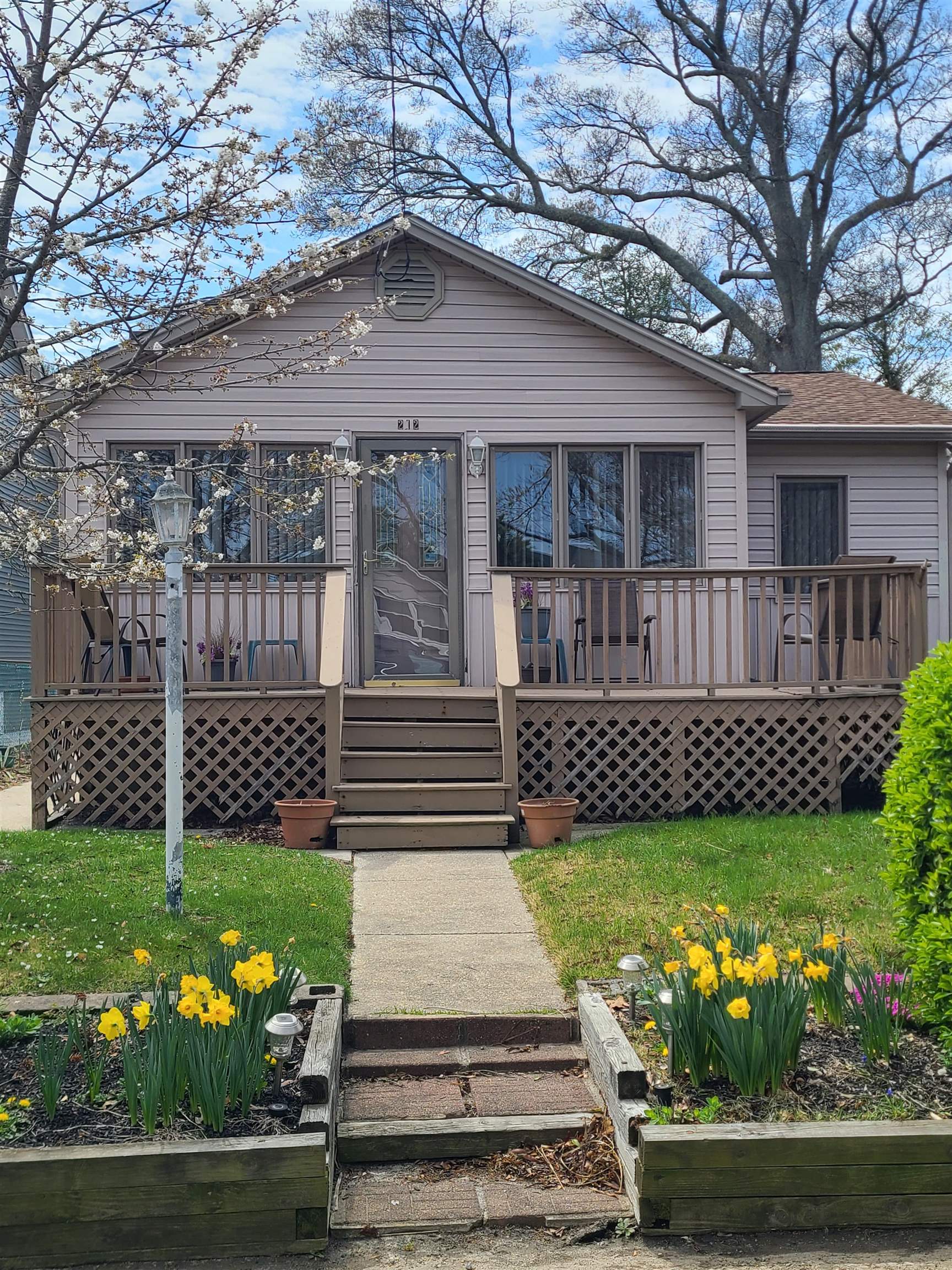 212 Spruce Avenue - Villas