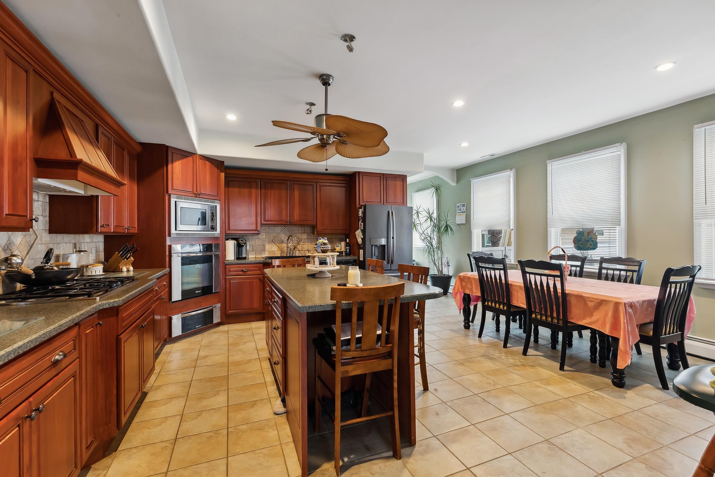 203 W Morning Glory Road