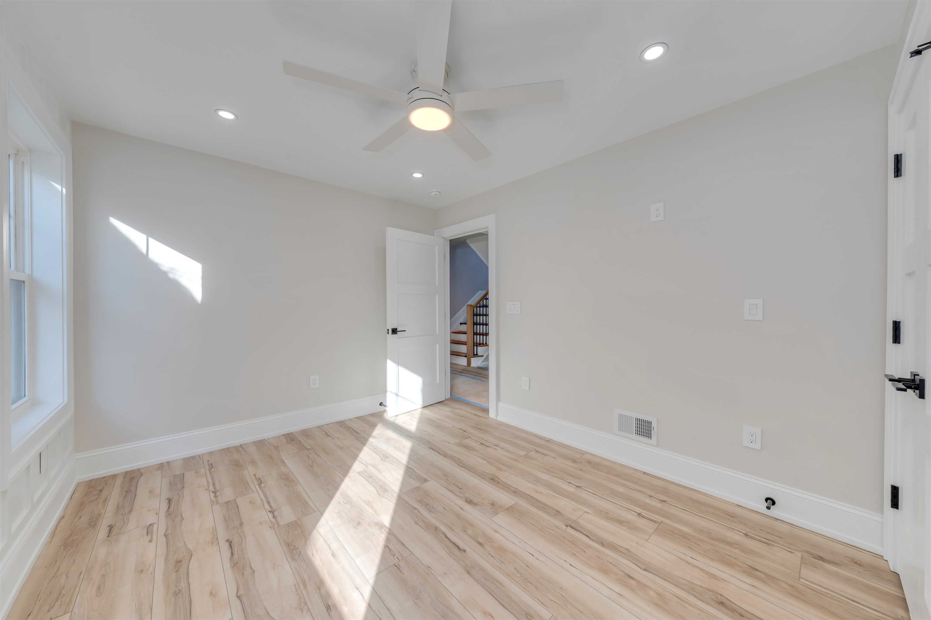 127 W Hollywood Avenue