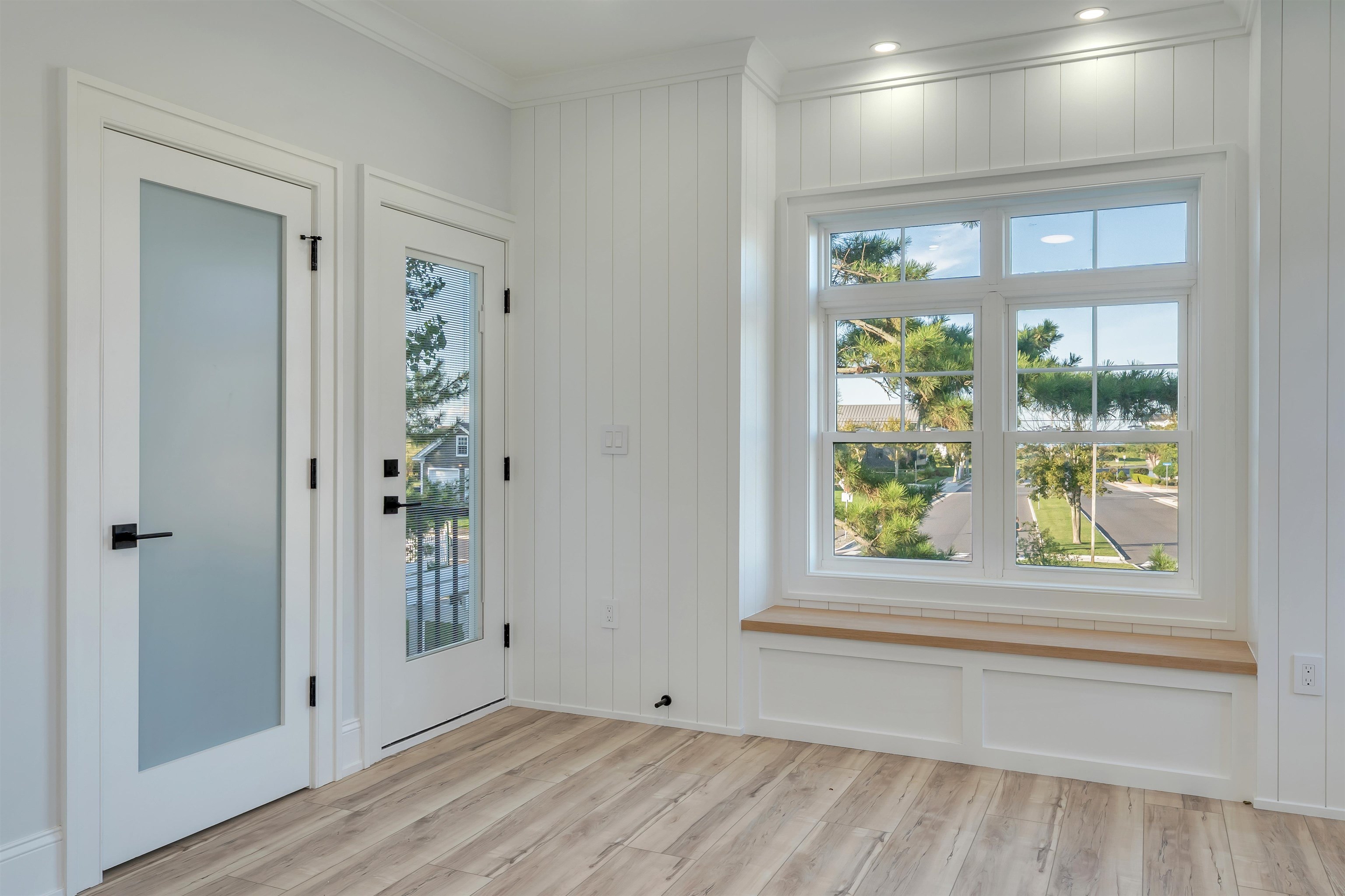 127 W Hollywood Avenue