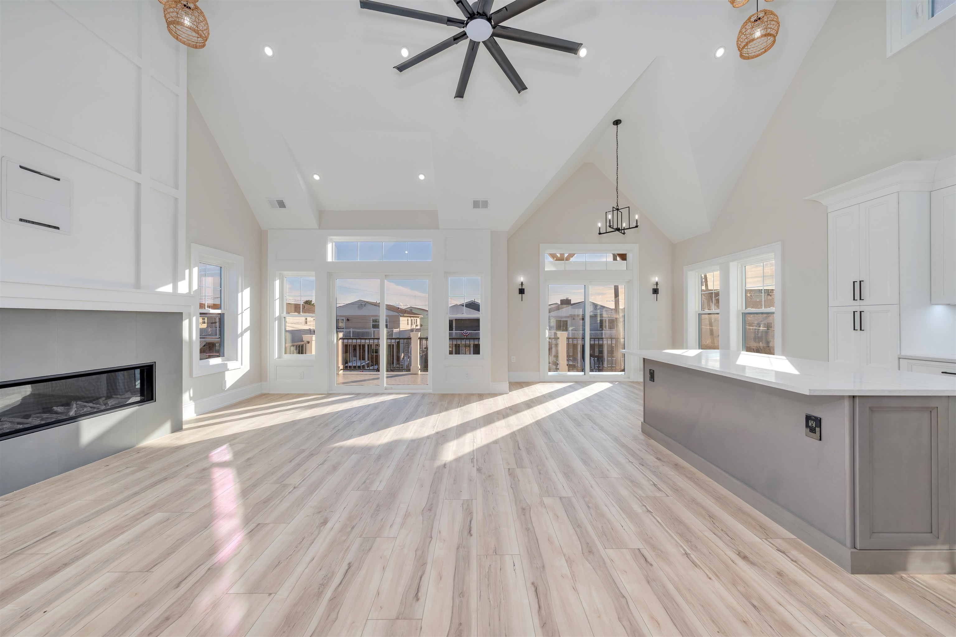 127 W Hollywood Avenue