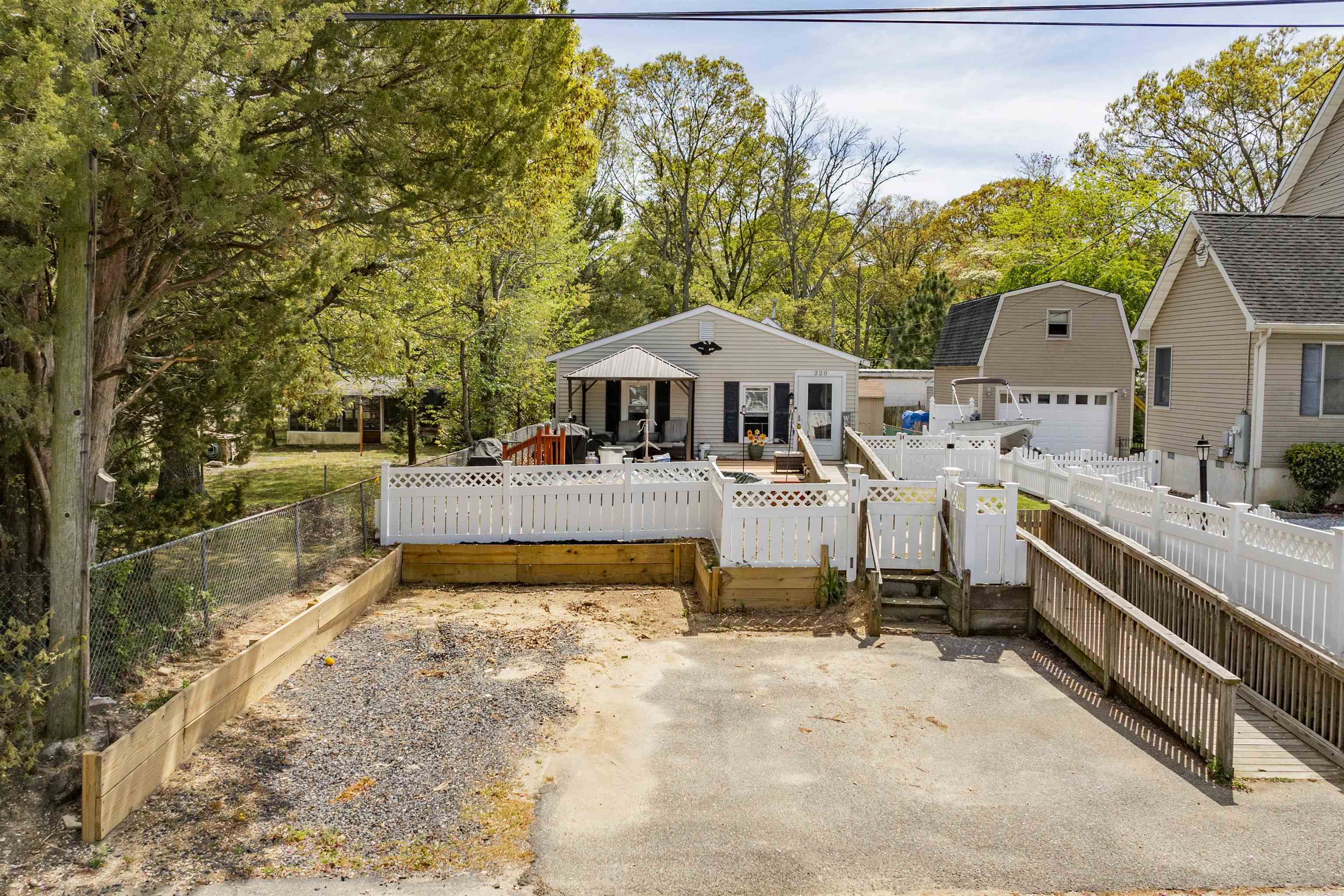 220 Caroline Avenue - Villas
