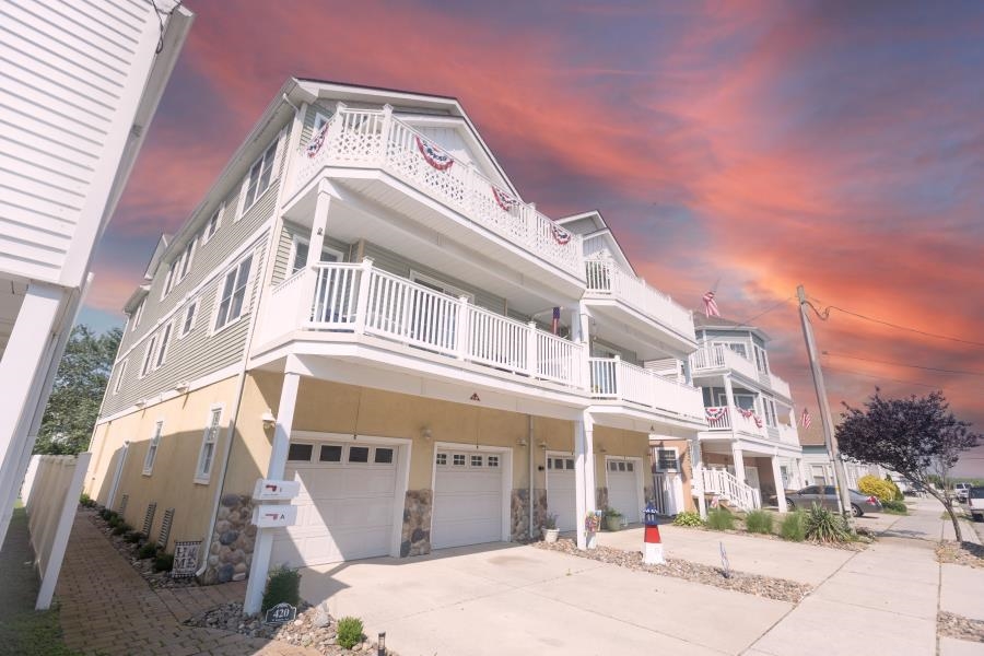 420 W Roberts Avenue