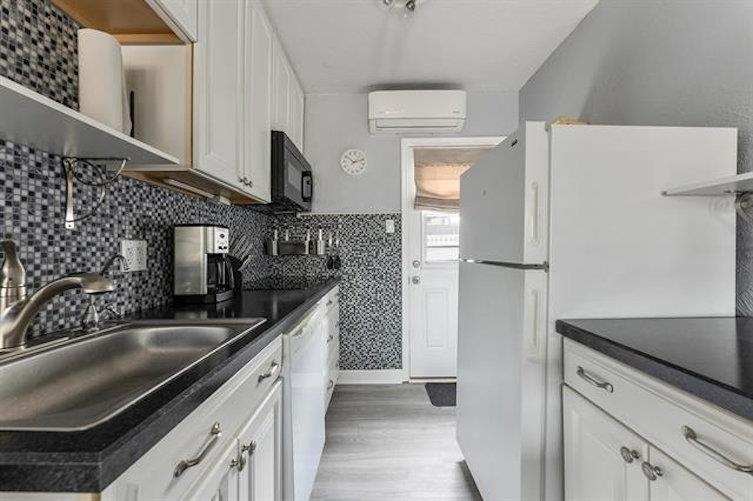 301 E Lavender Road