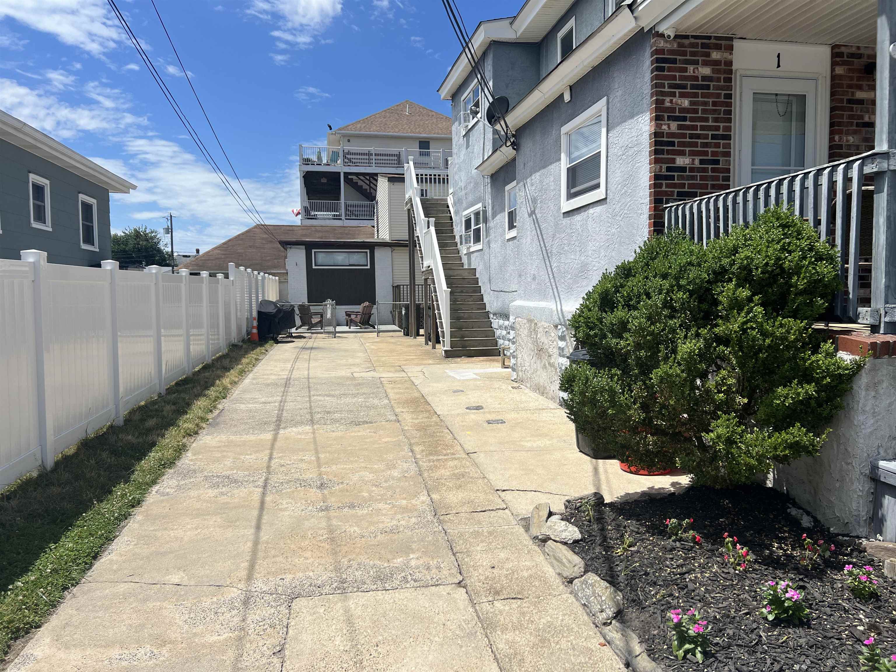 108-110 W Buttercup Road