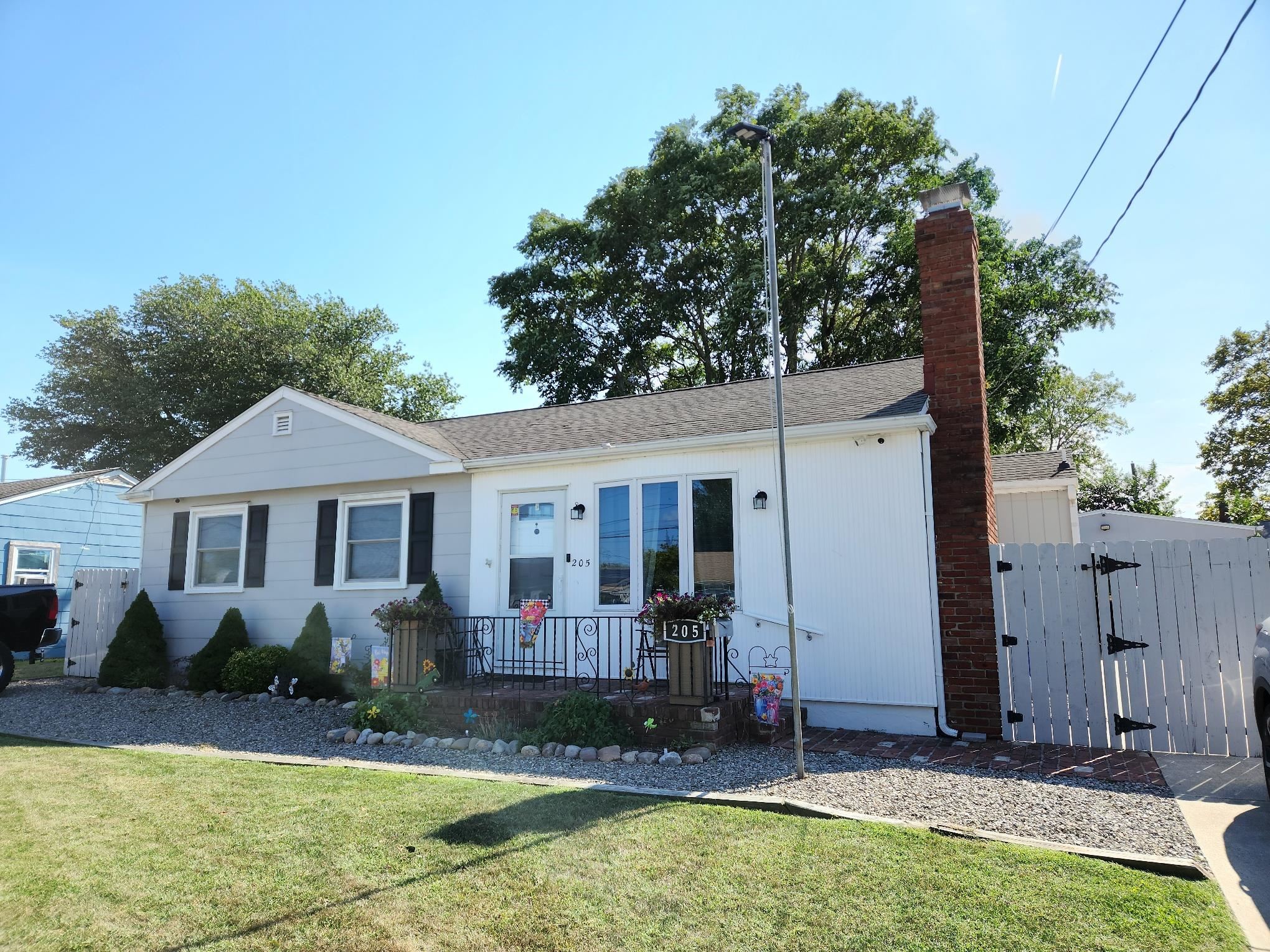 205 E Vermont Avenue - Rio Grande