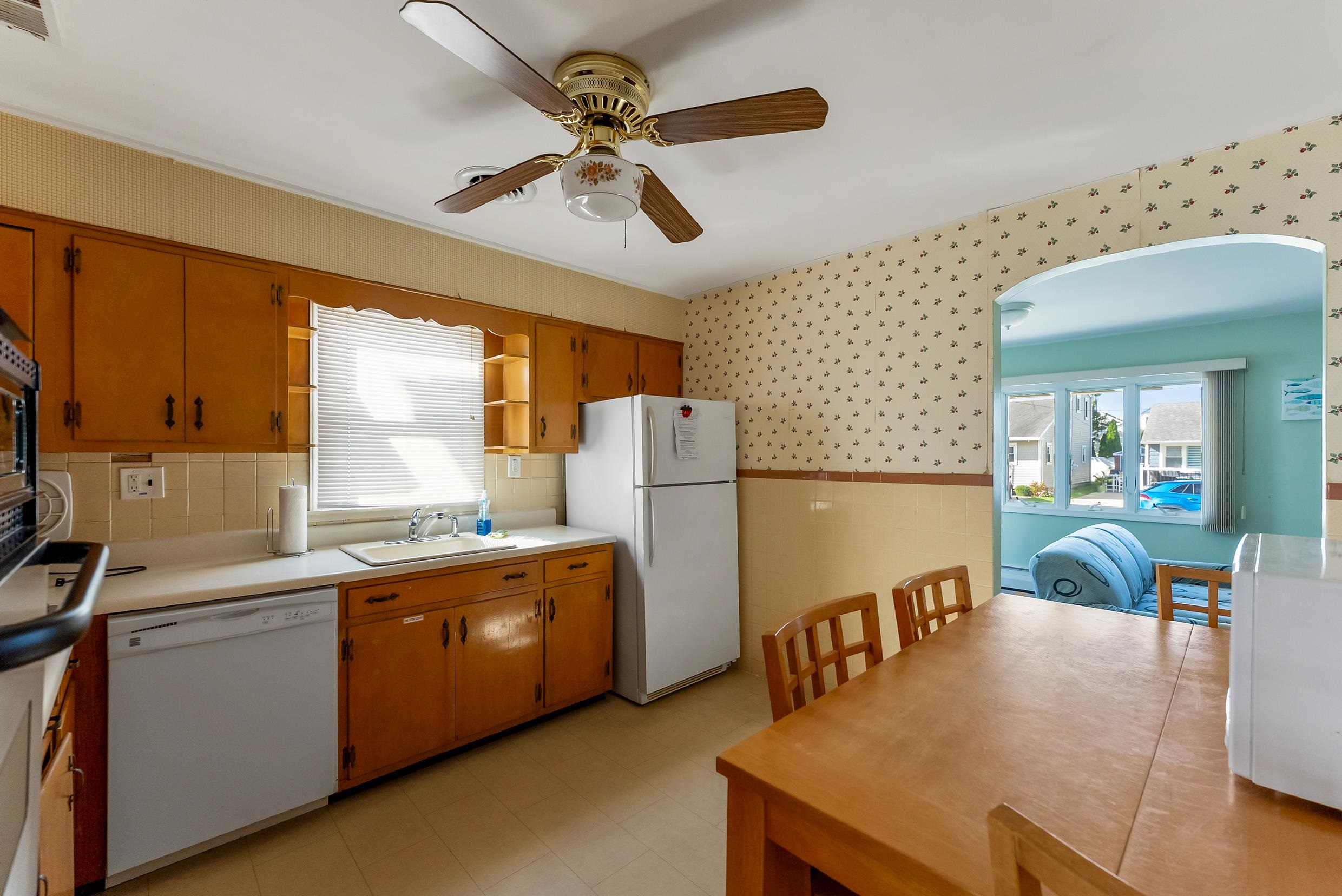 107 E Hollywood Avenue