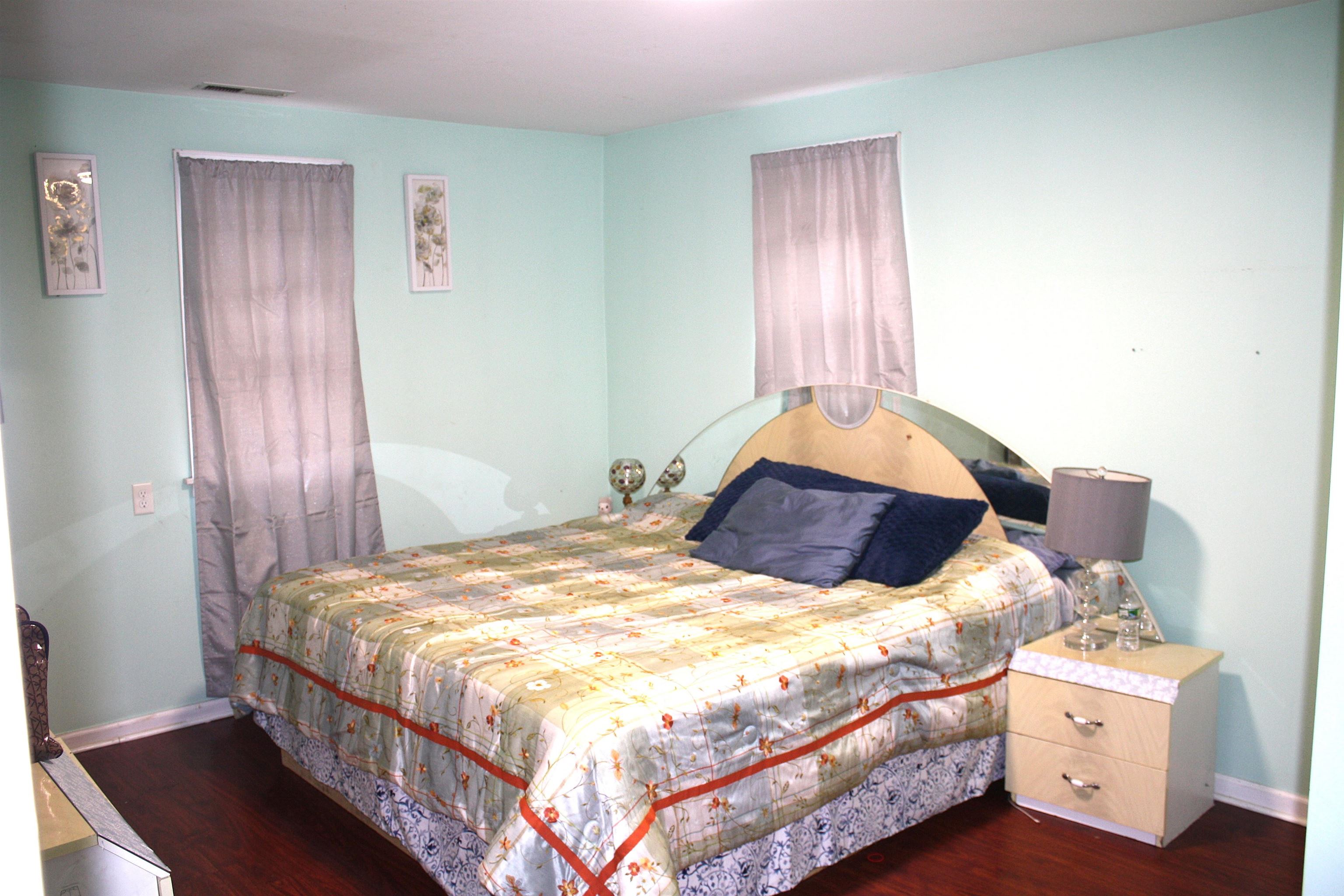 27 E New York Avenue