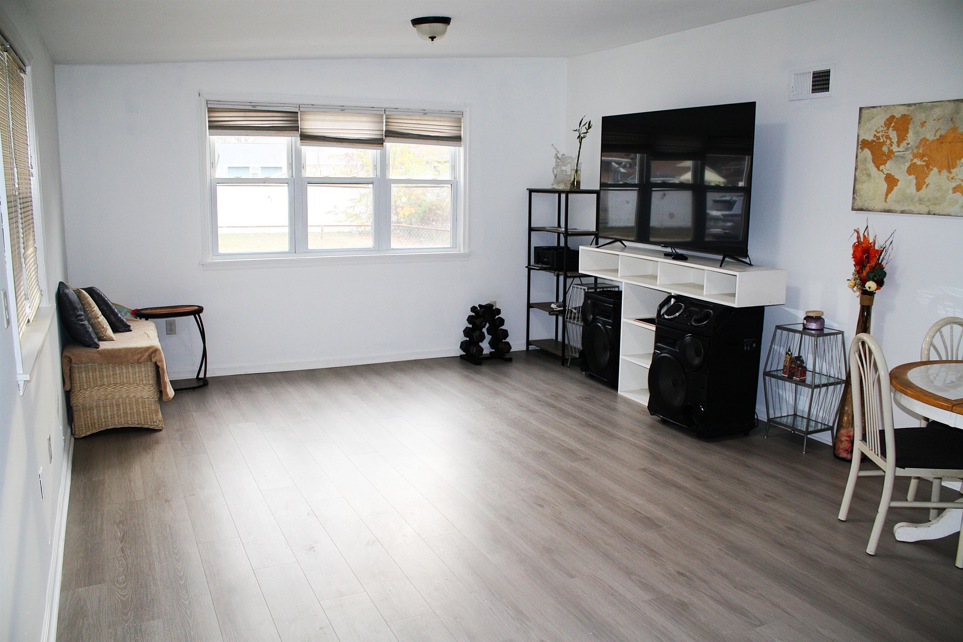 27 E New York Avenue