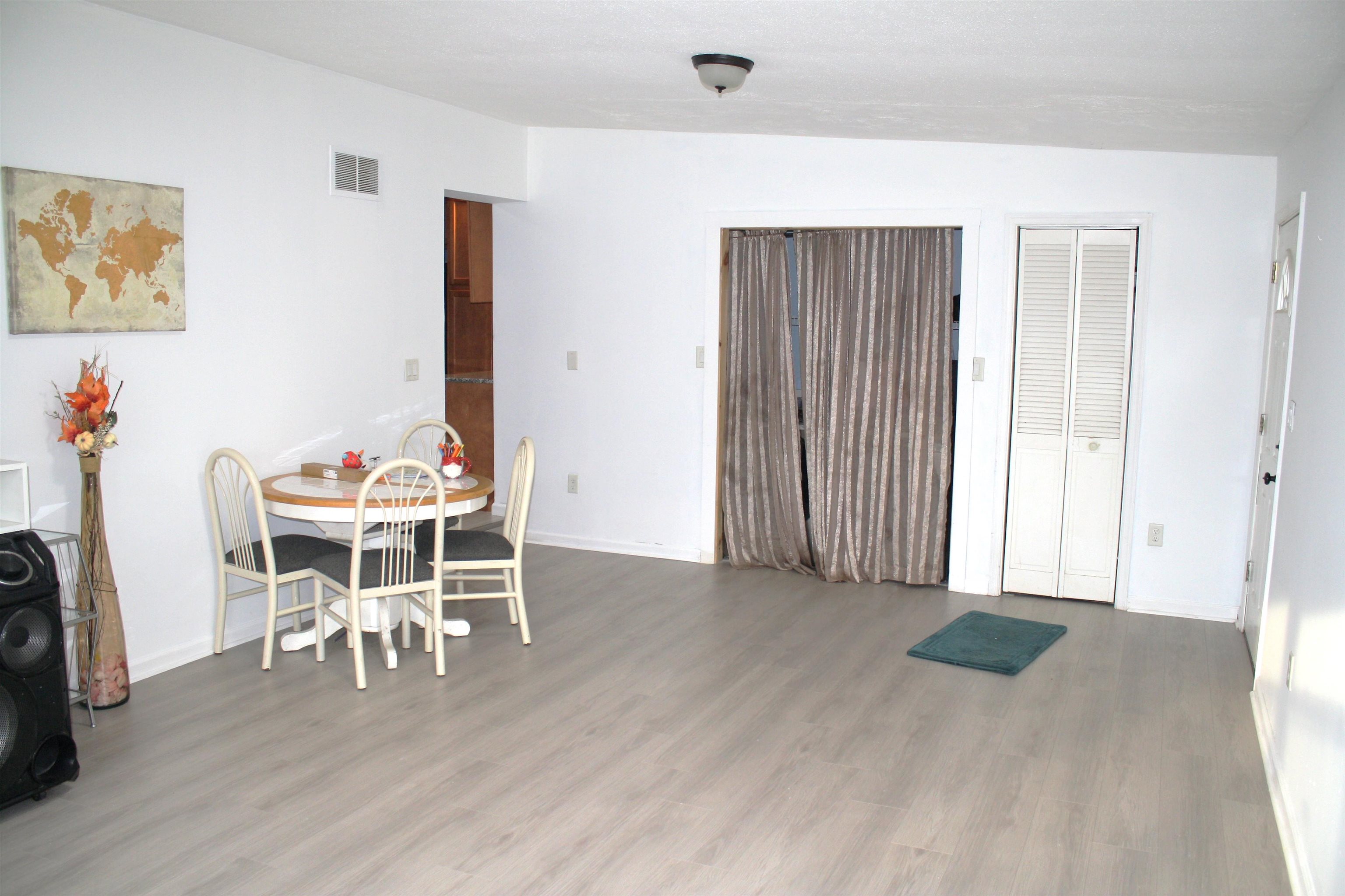 27 E New York Avenue