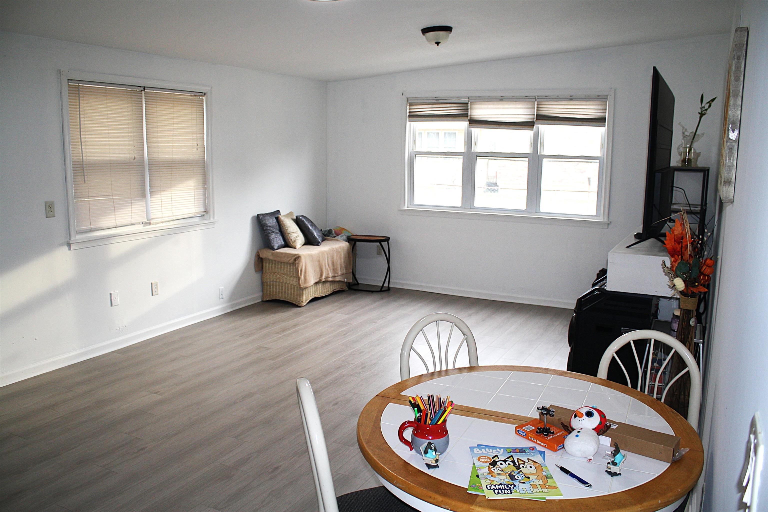 27 E New York Avenue