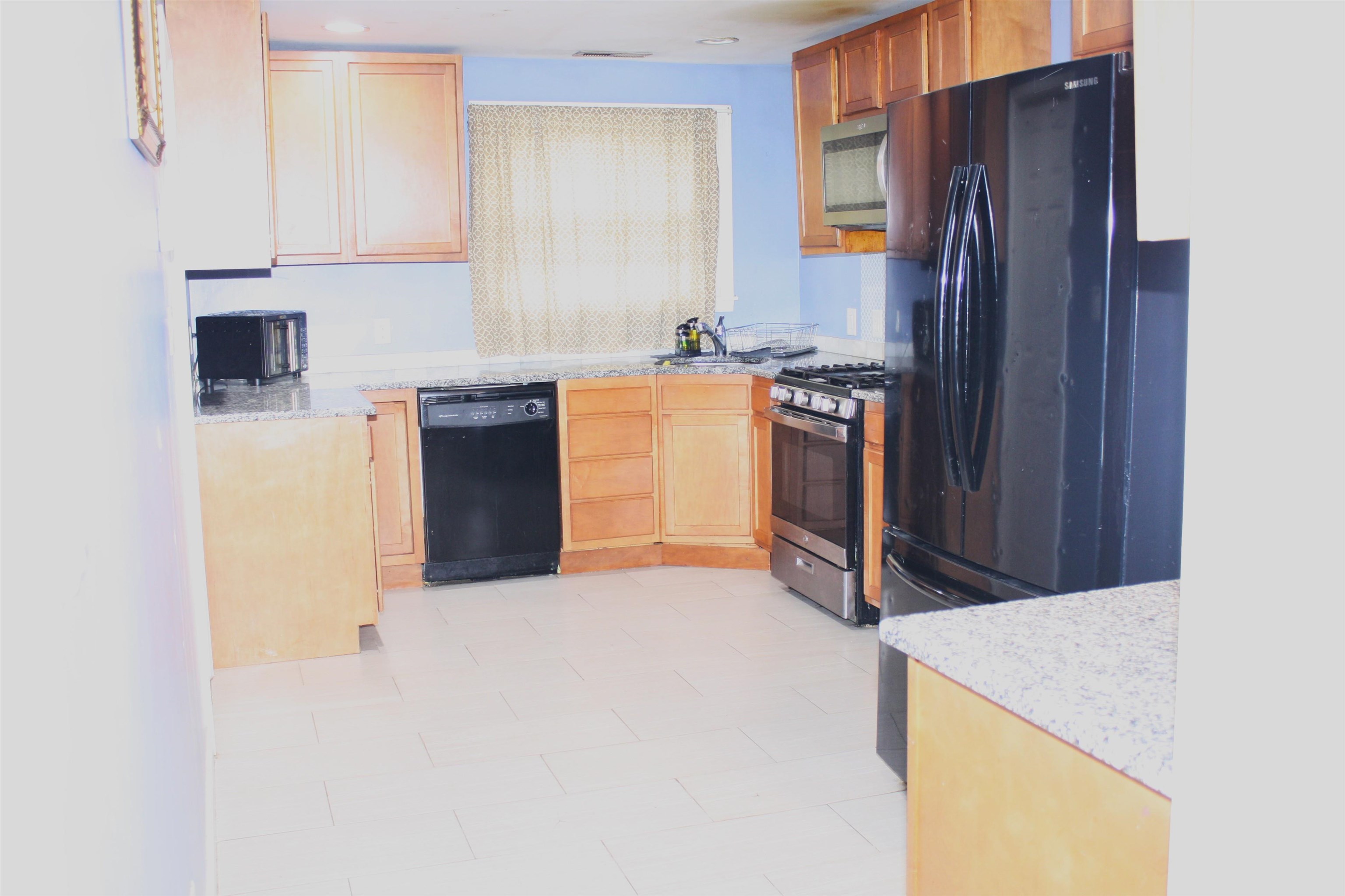 27 E New York Avenue